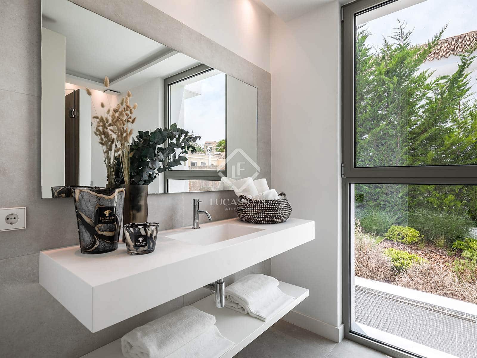 4 bedroom Villa for sale in Estepona with pool garage - € 2,495,000 (Ref: 6982614)