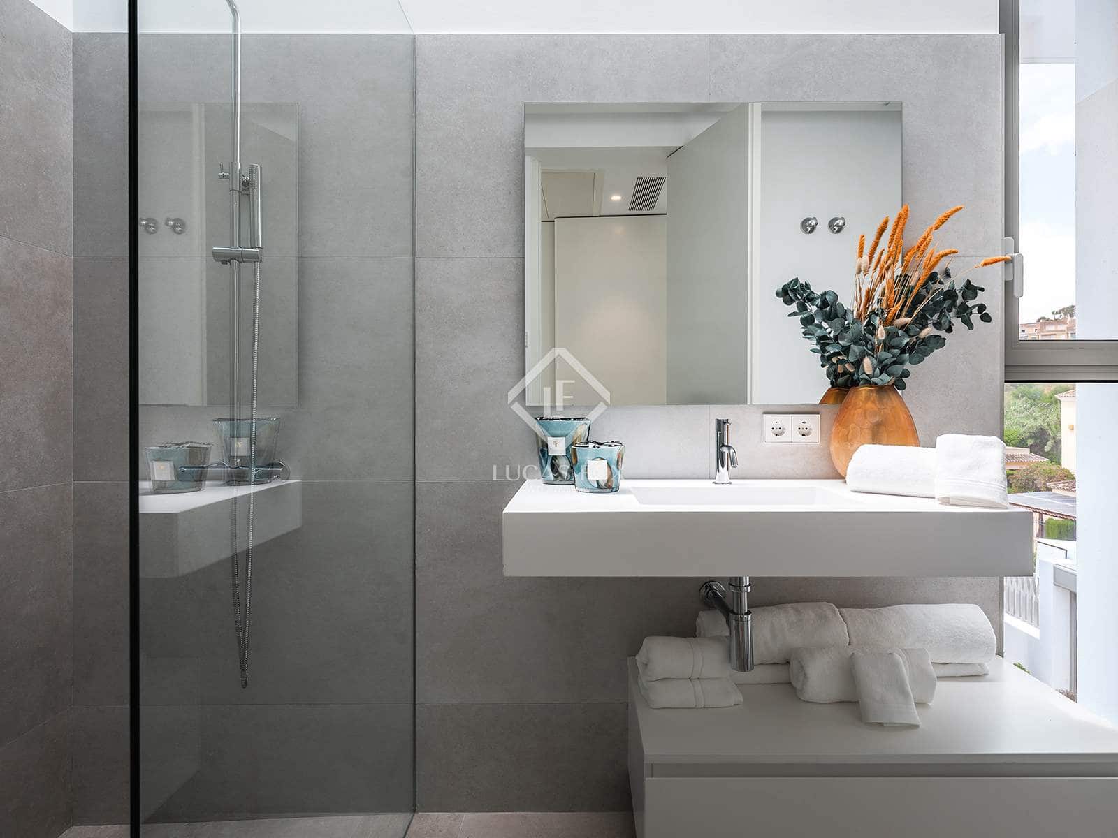 4 bedroom Villa for sale in Estepona with pool garage - € 2,495,000 (Ref: 6982614)