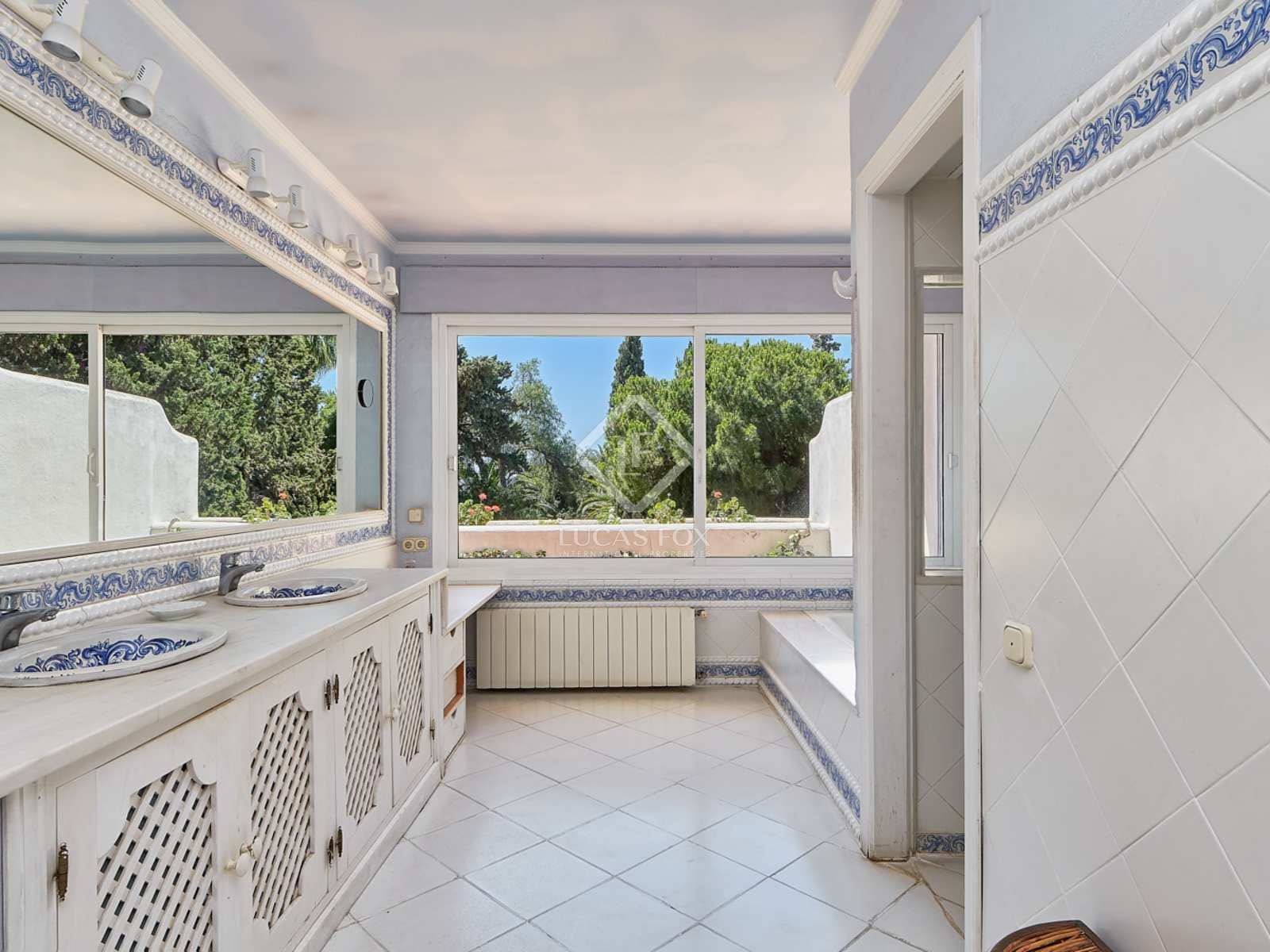 8 slaapkamer Villa te koop in Calahonda met zwembad garage - € 2.350.000 (Ref: 7004808)