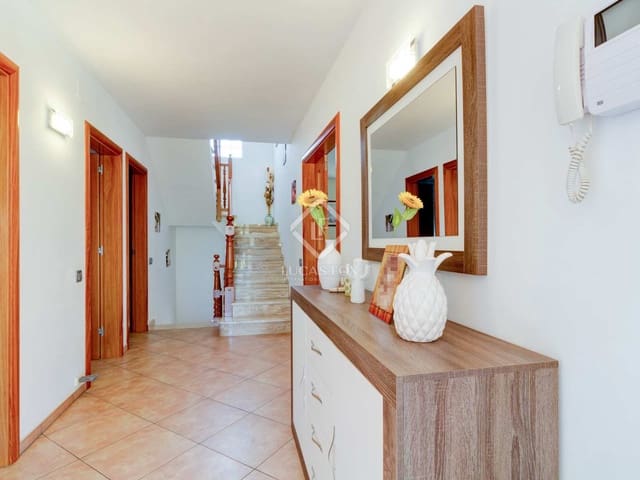 5 soverom Villa til salgs i Roda de Barà med svømmebasseng garasje - € 445 000 (Ref: 7032629)