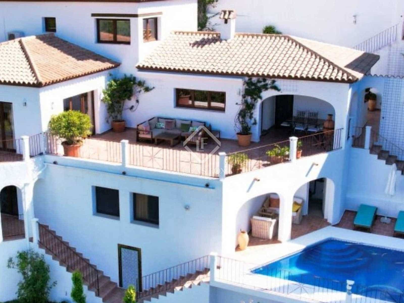 5 bedroom Villa for sale in Altea with pool garage - € 1,195,000 (Ref: 7122086)