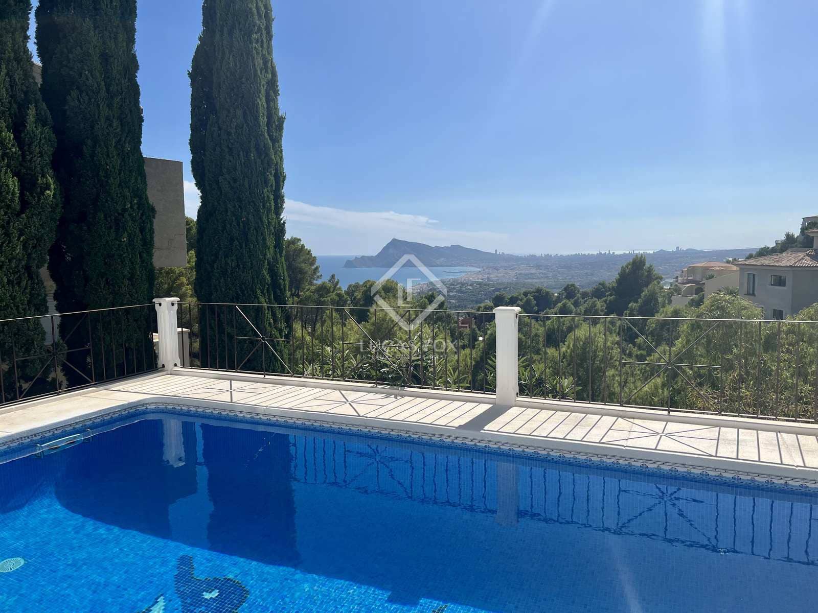 5 bedroom Villa for sale in Altea with pool garage - € 1,195,000 (Ref: 7122086)