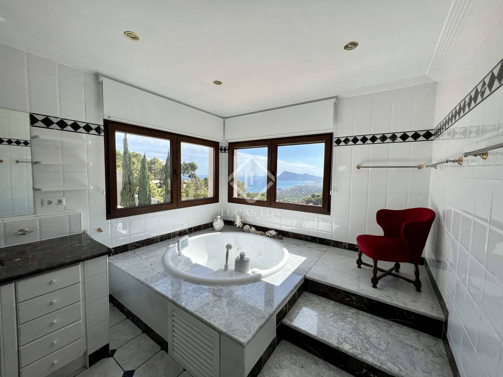 5 bedroom Villa for sale in Altea with pool garage - € 1,195,000 (Ref: 7122086)