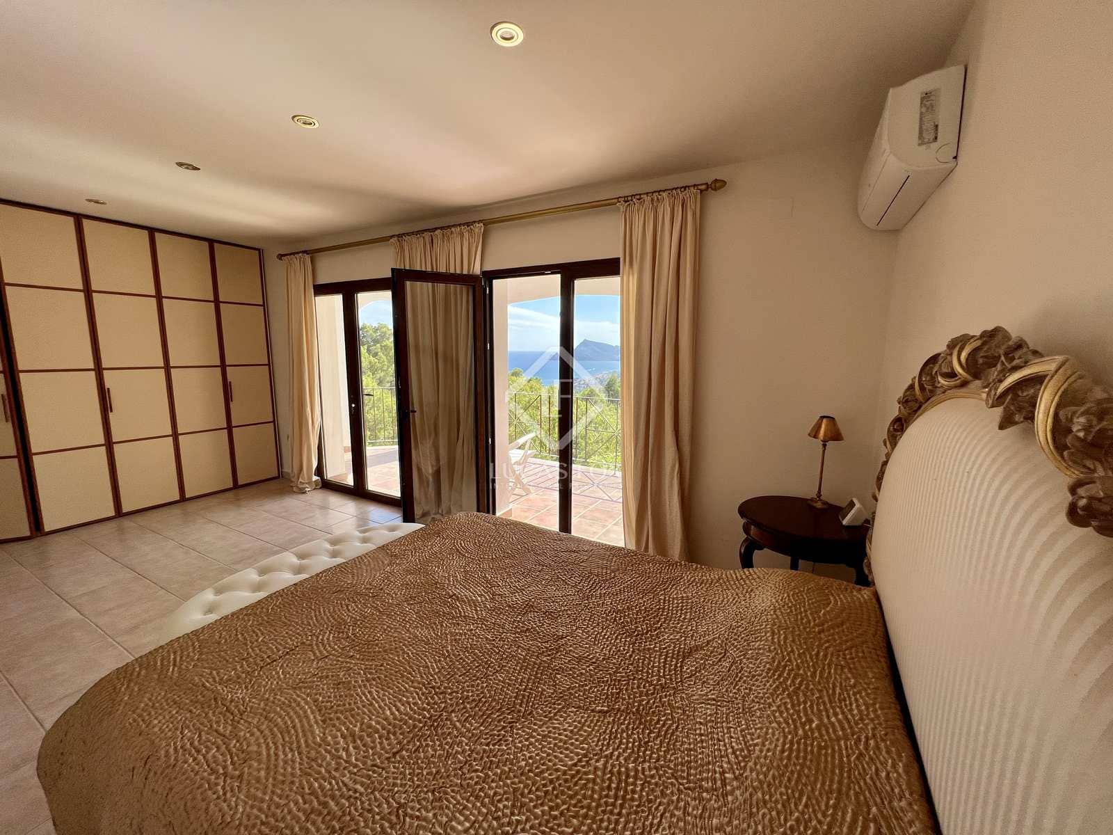 5 bedroom Villa for sale in Altea with pool garage - € 1,195,000 (Ref: 7122086)