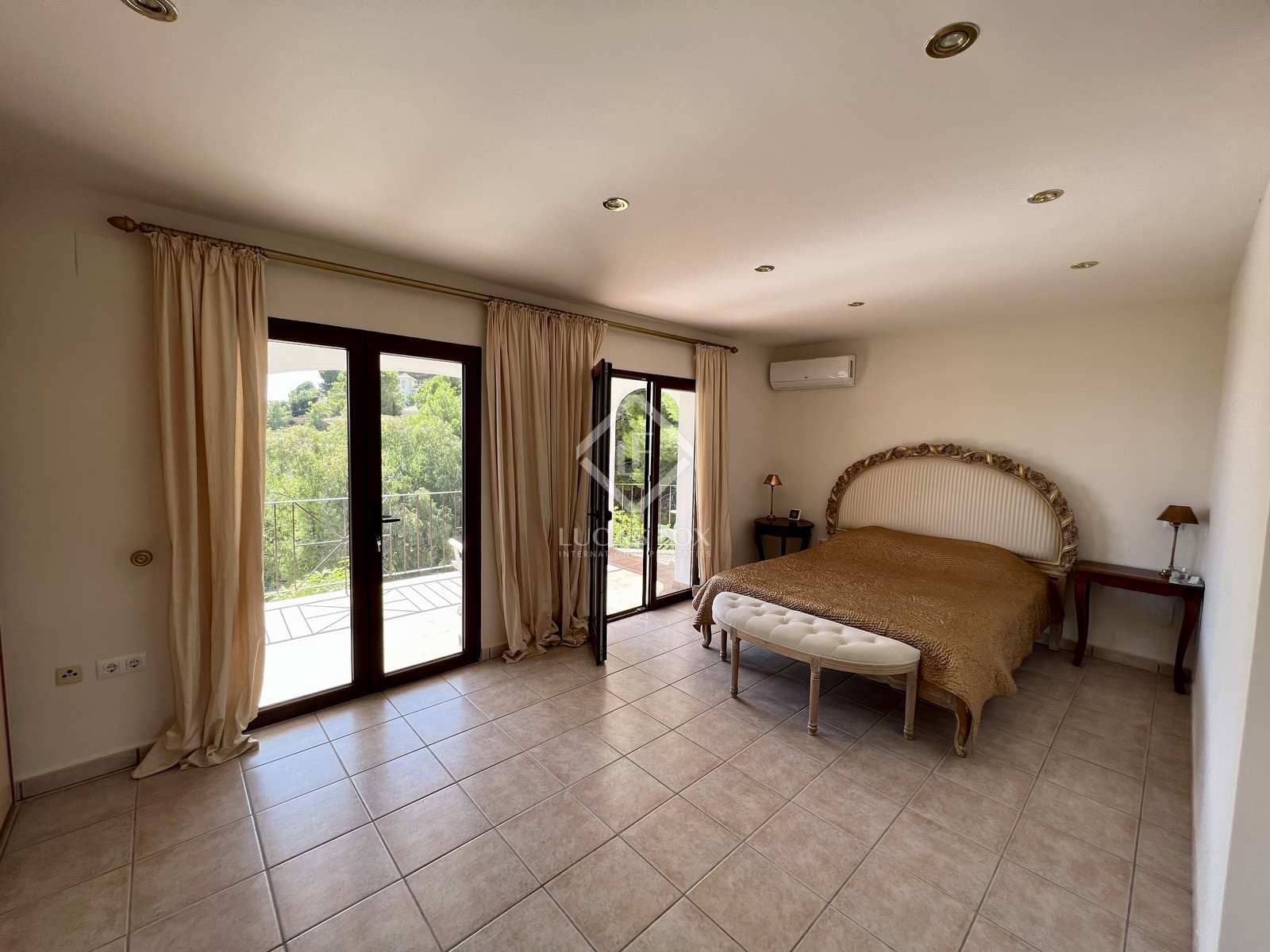 5 bedroom Villa for sale in Altea with pool garage - € 1,195,000 (Ref: 7122086)