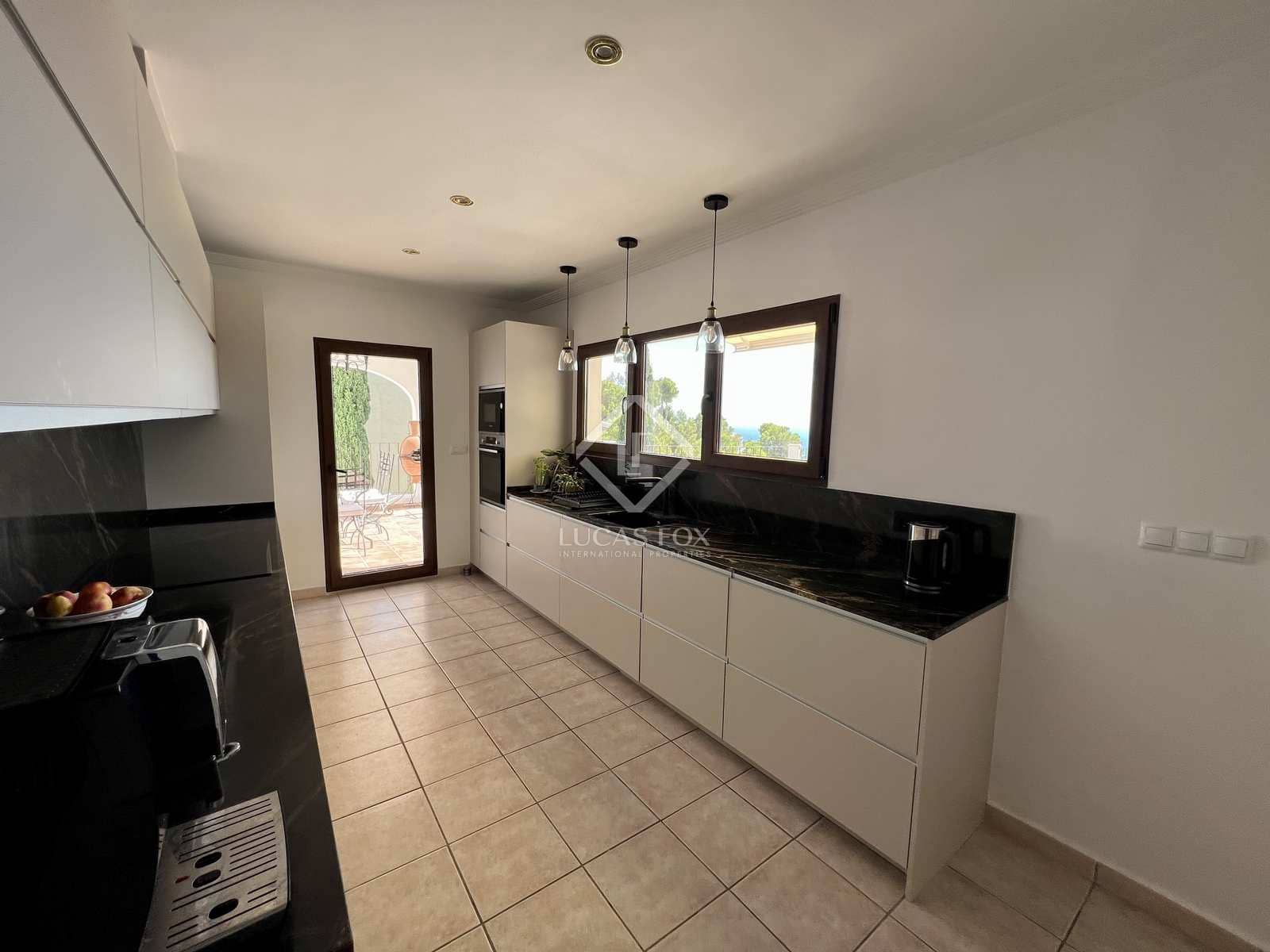 5 bedroom Villa for sale in Altea with pool garage - € 1,195,000 (Ref: 7122086)