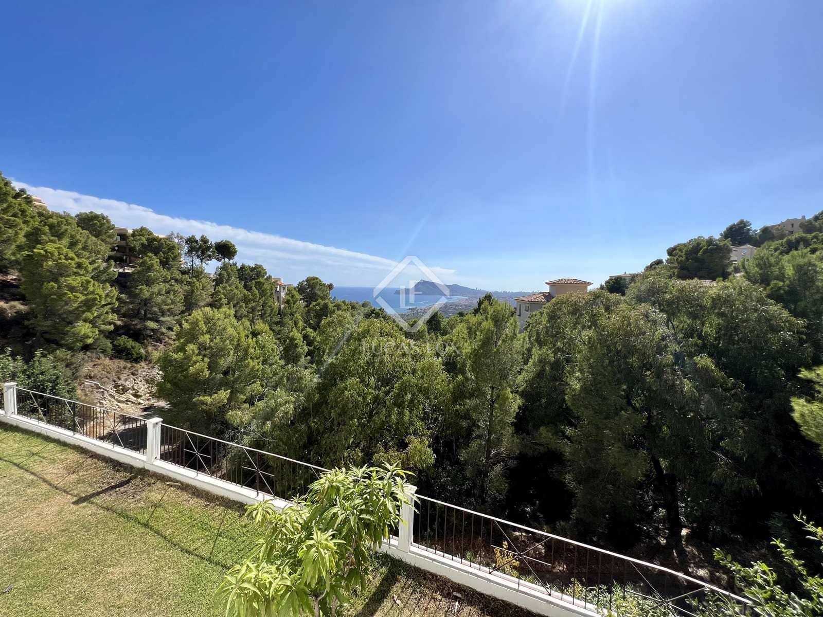 5 bedroom Villa for sale in Altea with pool garage - € 1,195,000 (Ref: 7122086)
