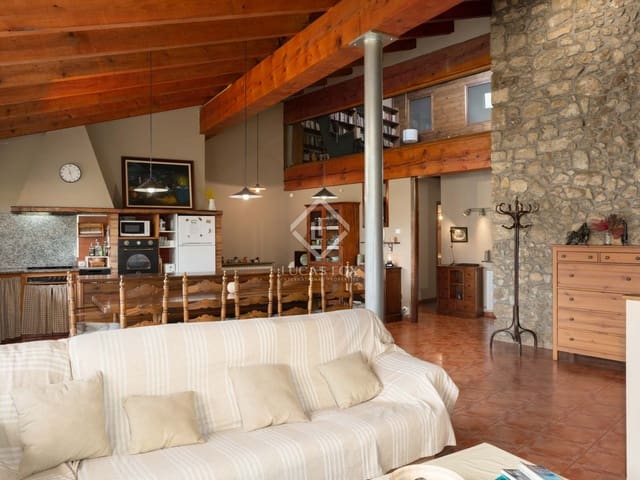 6 slaapkamer Villa te koop in La Vall d'en Bas met garage - € 670.000 (Ref: 7122144)