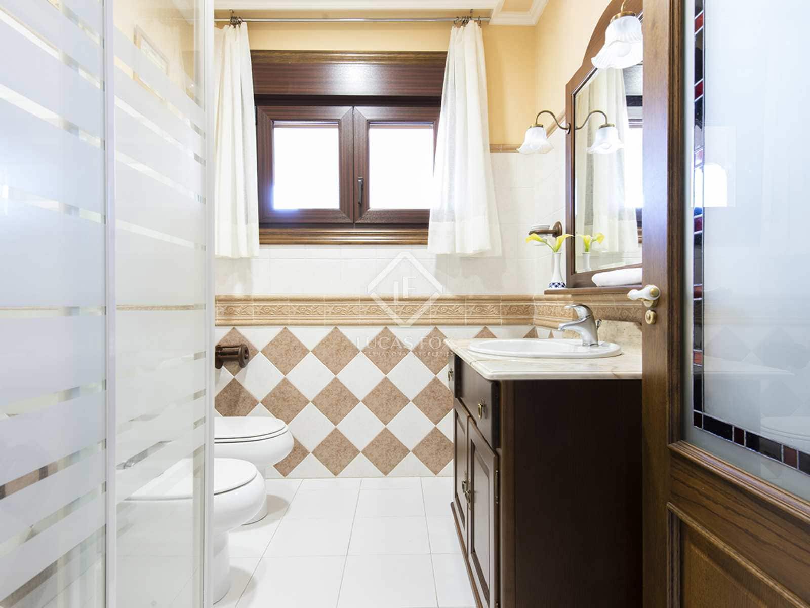 4 soveværelse Villa til salg i Gondomar med swimmingpool garage - € 750.000 (Ref: 7182849)