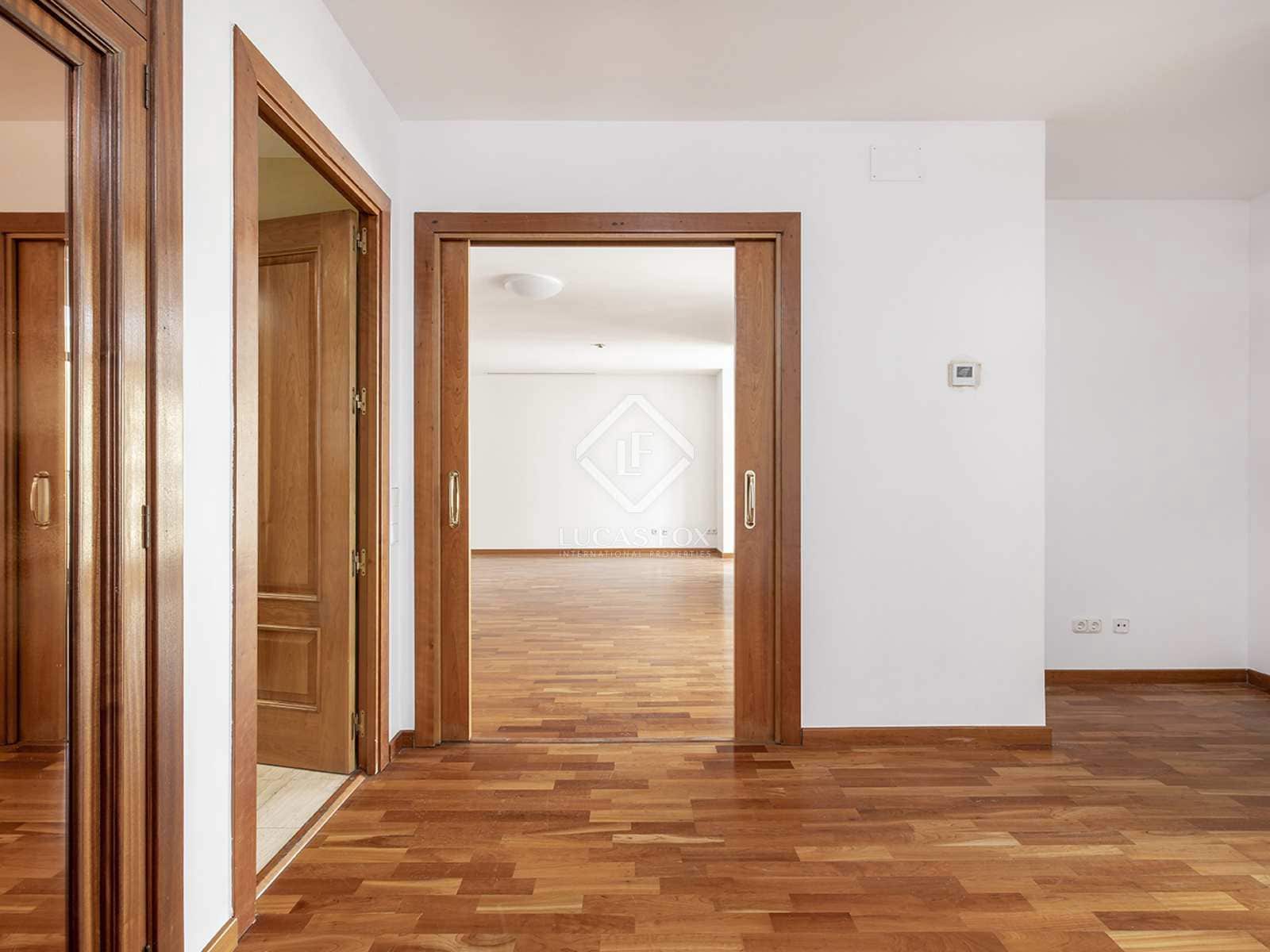 3 soveværelse Lejlighed til leje i Barcelona by - € 2.389 (Ref: 7225842)