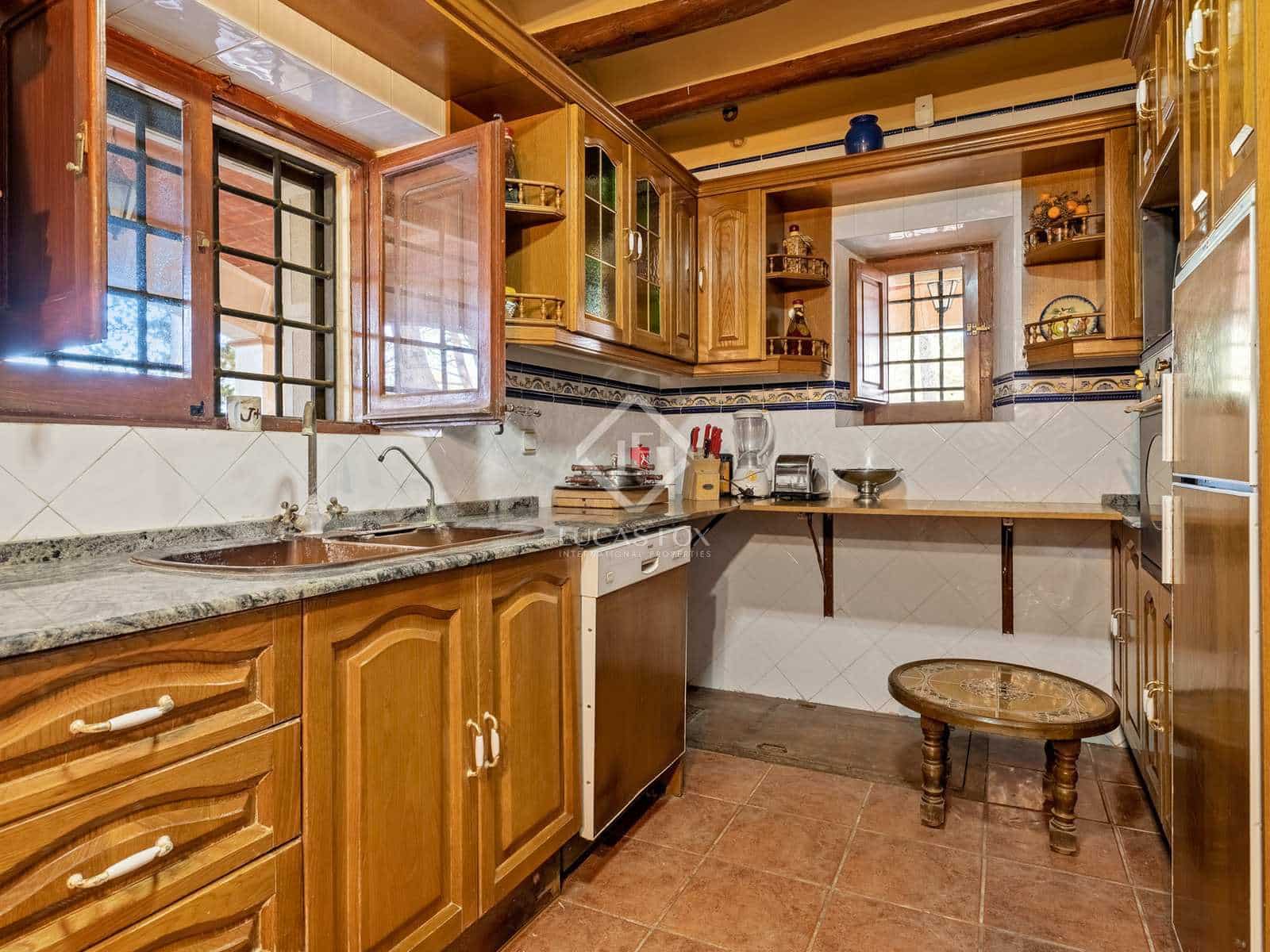 6 soveværelse Finca/Landehus til salg i Tarragona by med swimmingpool garage - € 525.000 (Ref: 7250492)