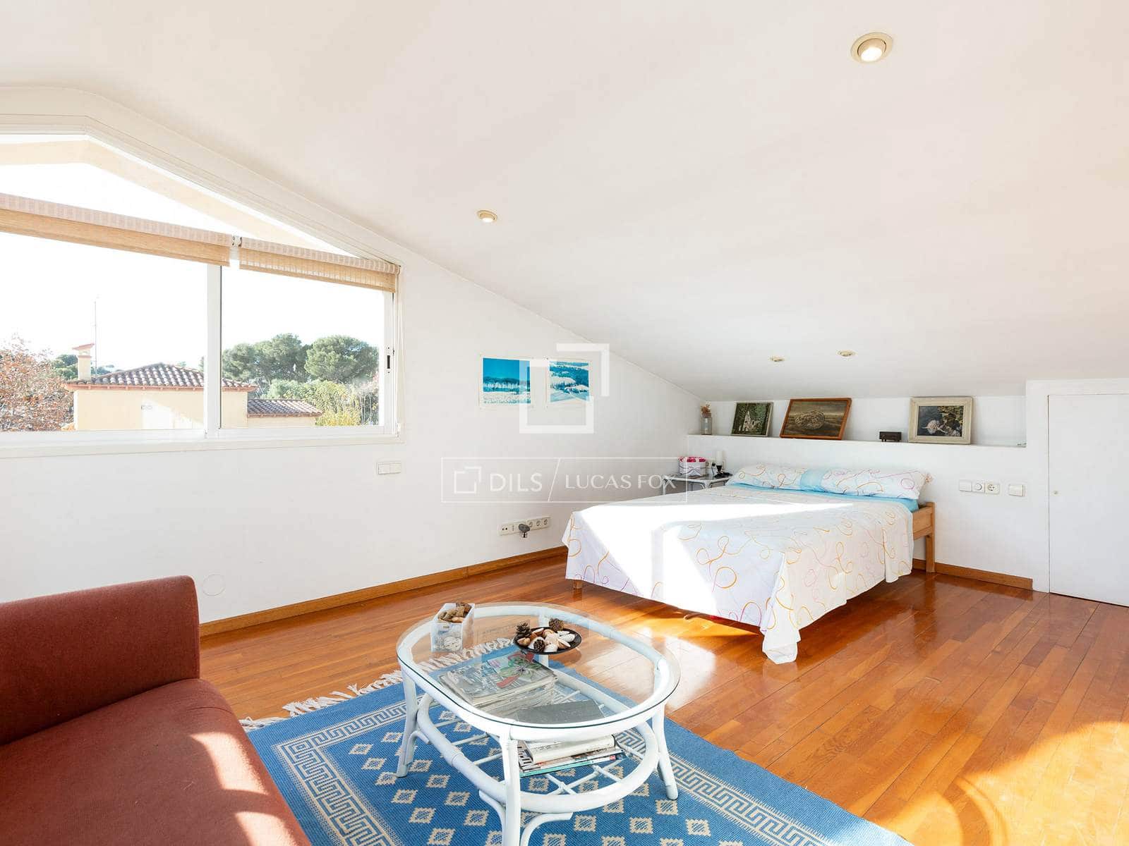 4 bedroom Villa for rent in Castelldefels with pool - € 3,500 (Ref: 7311419)