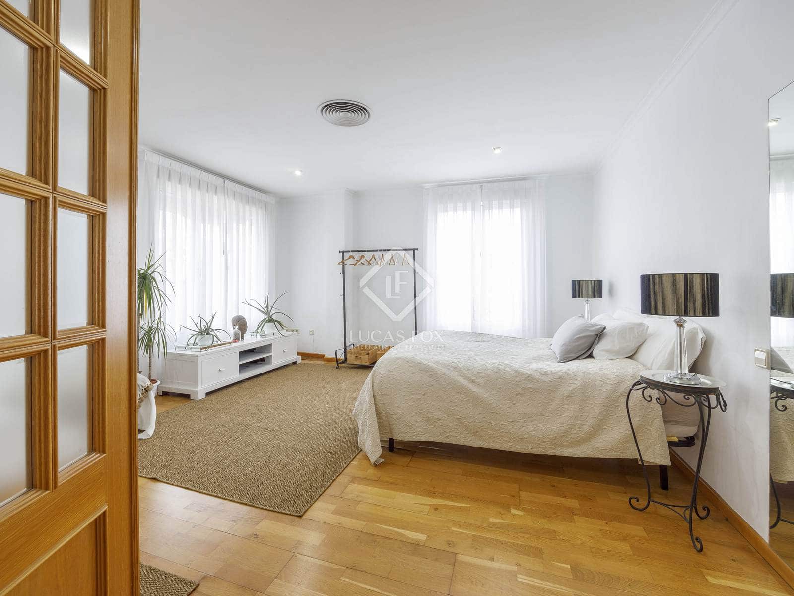 6 bedroom Penthouse for rent in Valencia city - € 3,500 (Ref: 7362917)