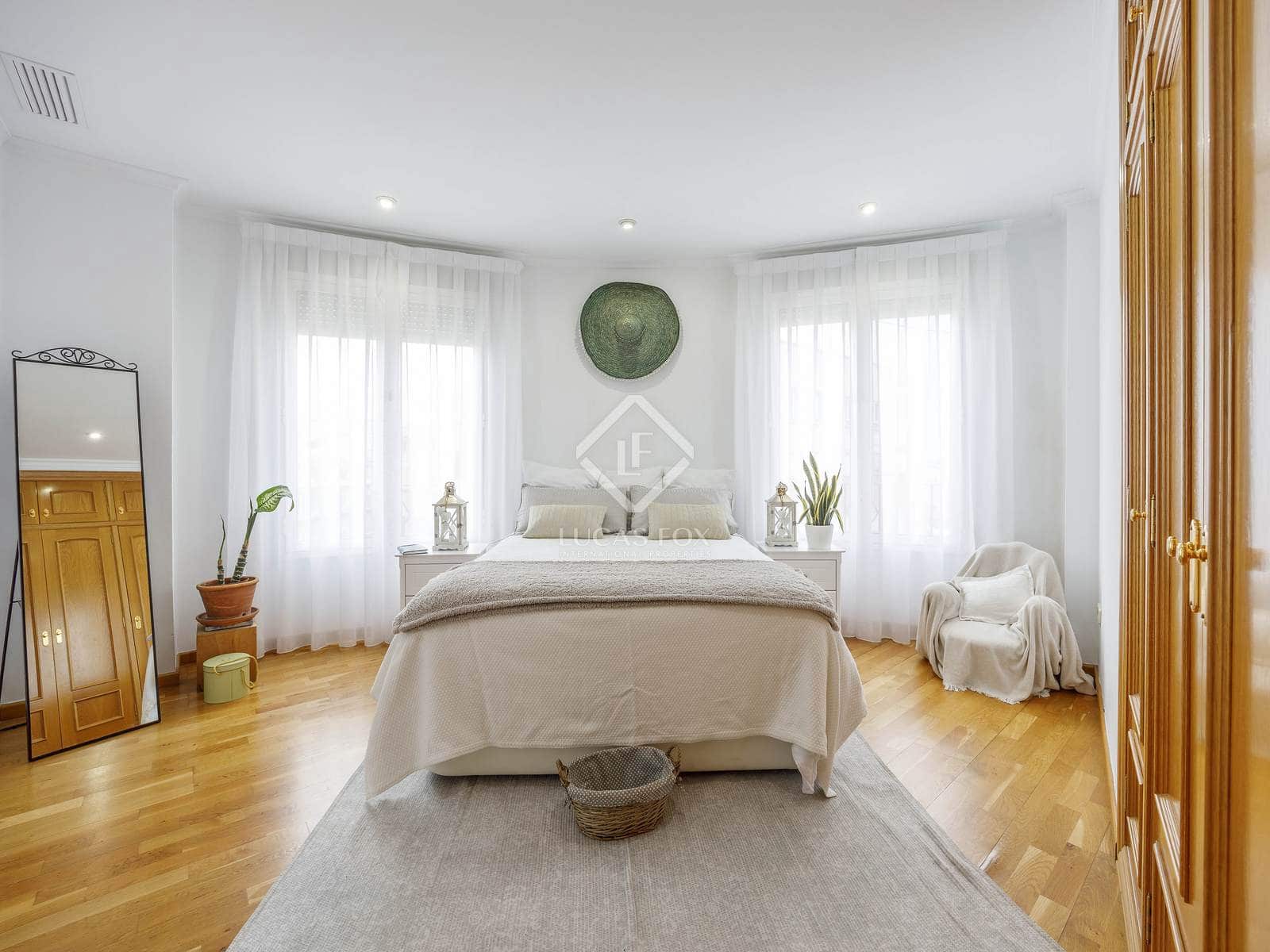 6 bedroom Penthouse for rent in Valencia city - € 3,500 (Ref: 7362917)