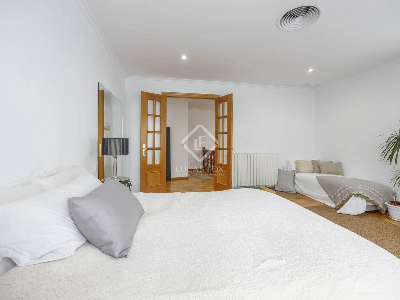 6 bedroom Penthouse for rent in Valencia city - € 3,500 (Ref: 7362917)