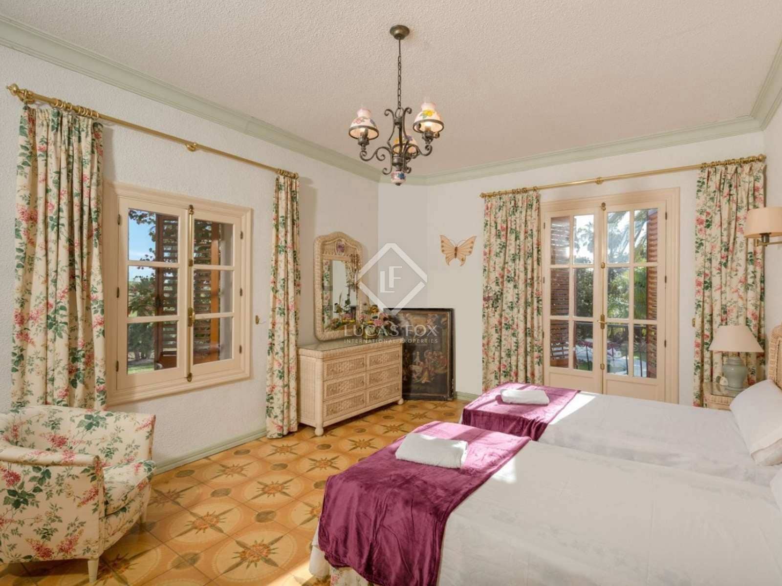 8 soveværelse Finca/Landehus til salg i Novelda med swimmingpool - € 6.000.000 (Ref: 7396570)