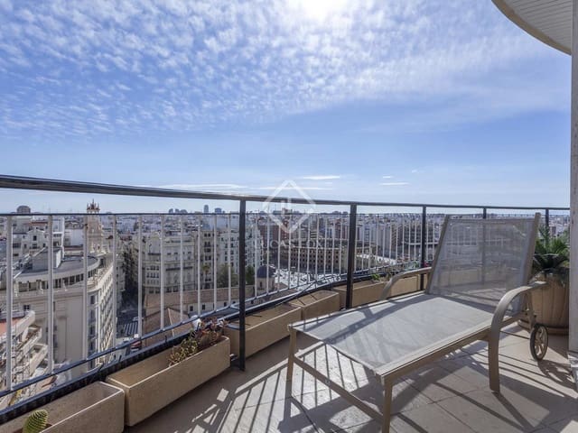 5 bedroom Apartment for rent in Valencia city with garage - € 3,700 (Ref: 7402129)