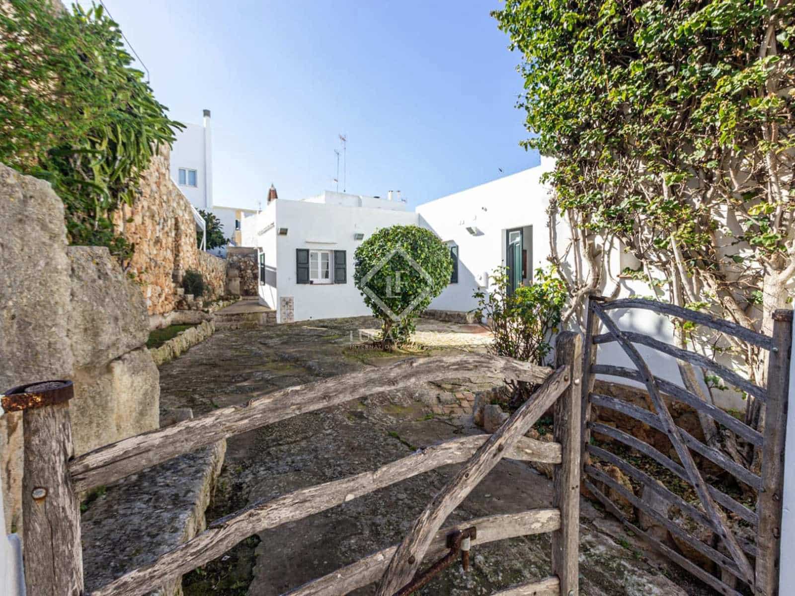 5 slaapkamer Villa te koop in Ciutadella de Menorca met garage - € 860.000 (Ref: 7409693)