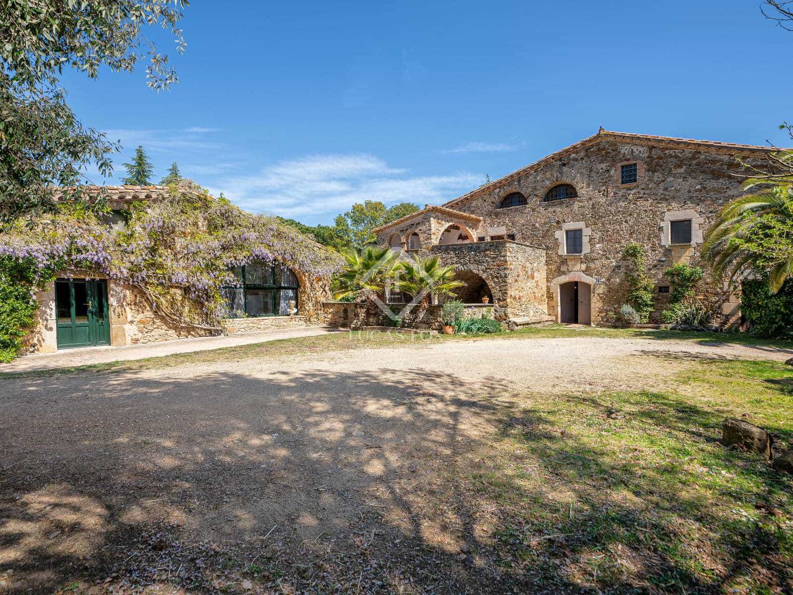 10 bedroom Finca/Country House for sale in Sant Marti Vell with pool garage - € 2,000,000 (Ref: 7418023)