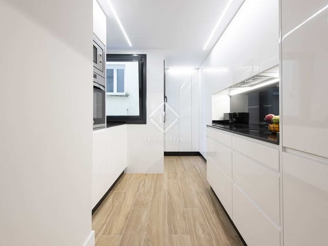 2 bedroom Apartment for rent in Vigo with garage - € 2,000 (Ref: 7444587)