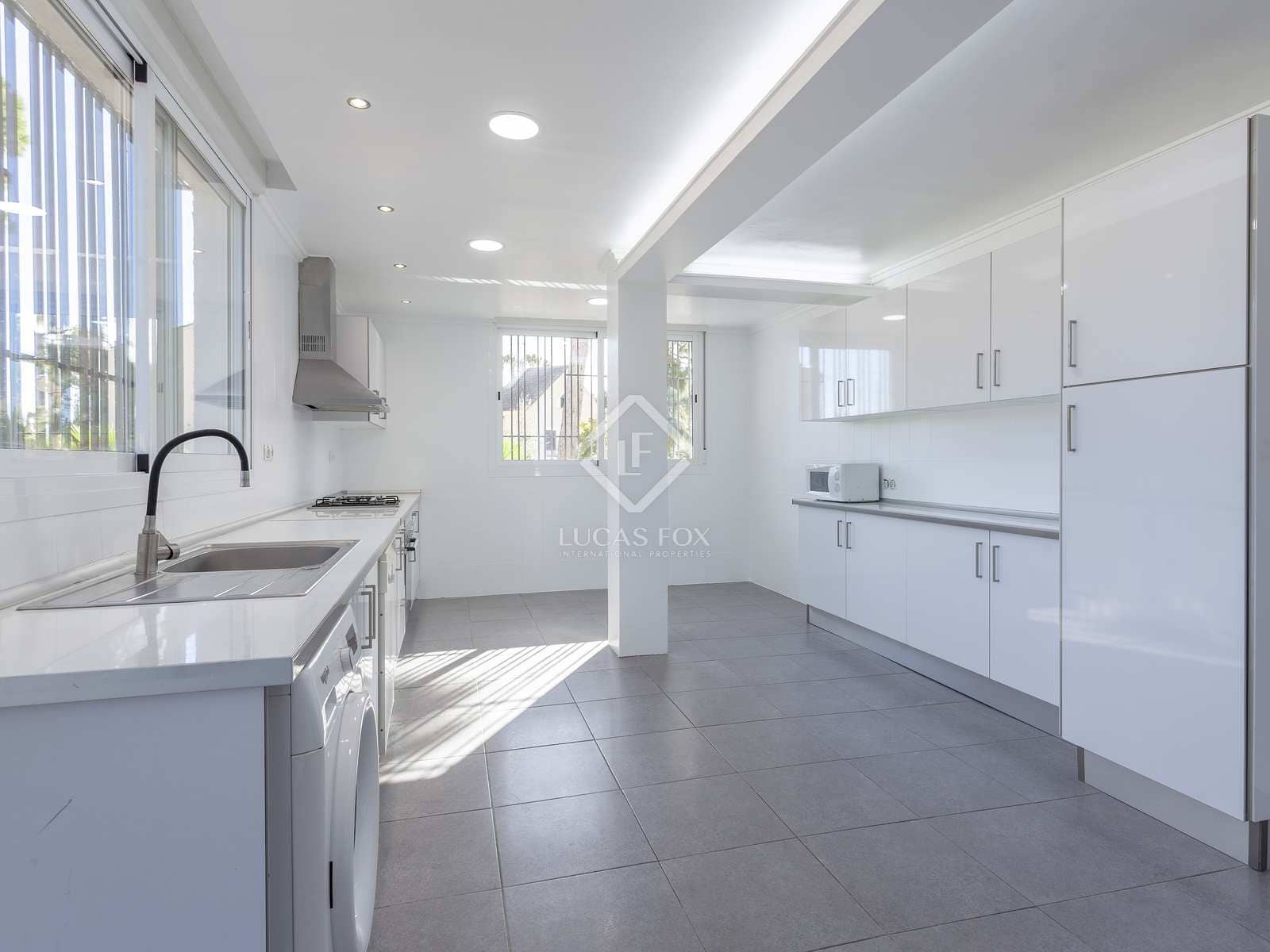 Chalet de 5 habitaciones en Paterna en alquiler con piscina garaje - 3.500 € (Ref: 7462702)