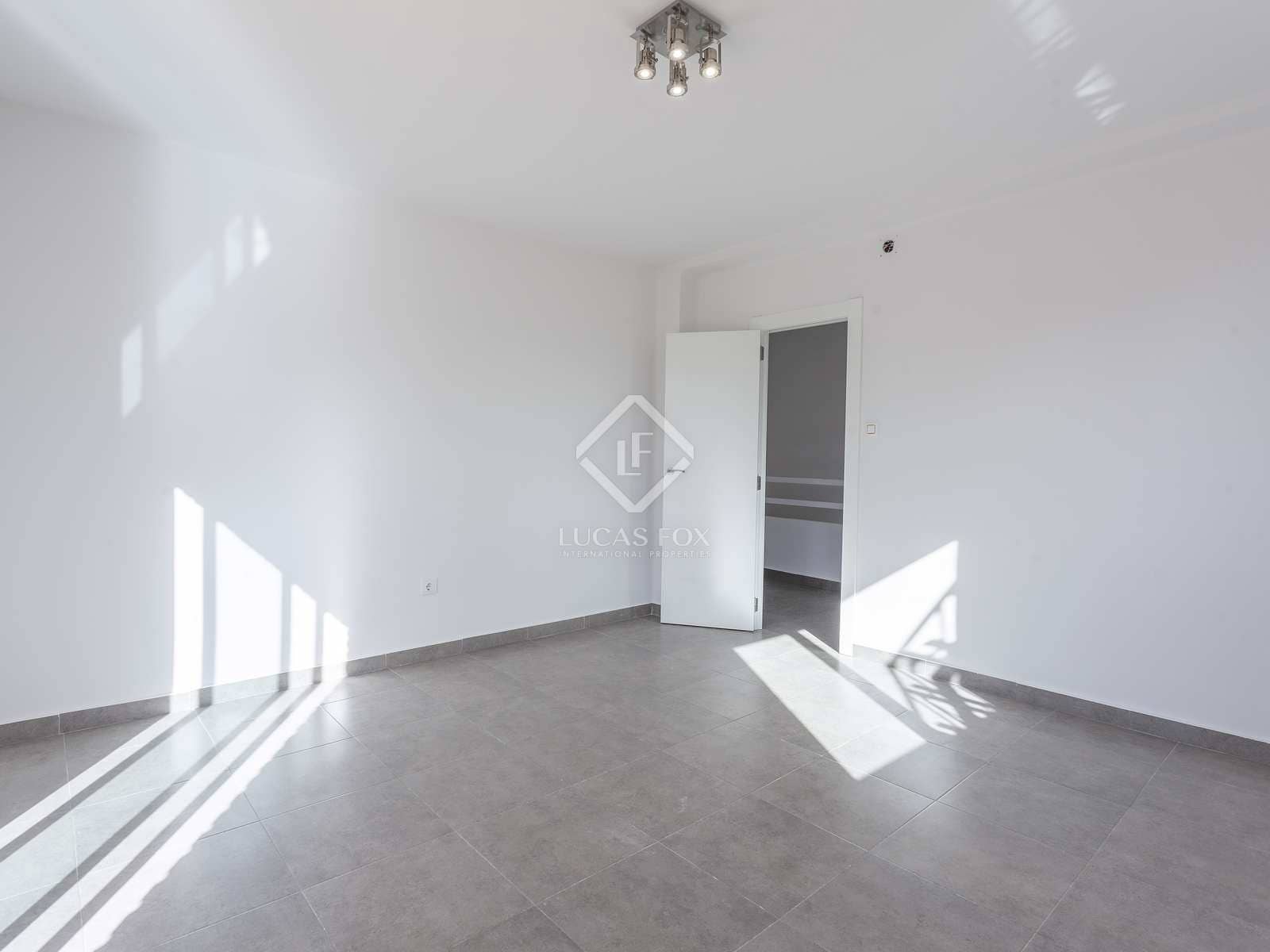 Chalet de 5 habitaciones en Paterna en alquiler con piscina garaje - 3.500 € (Ref: 7462702)