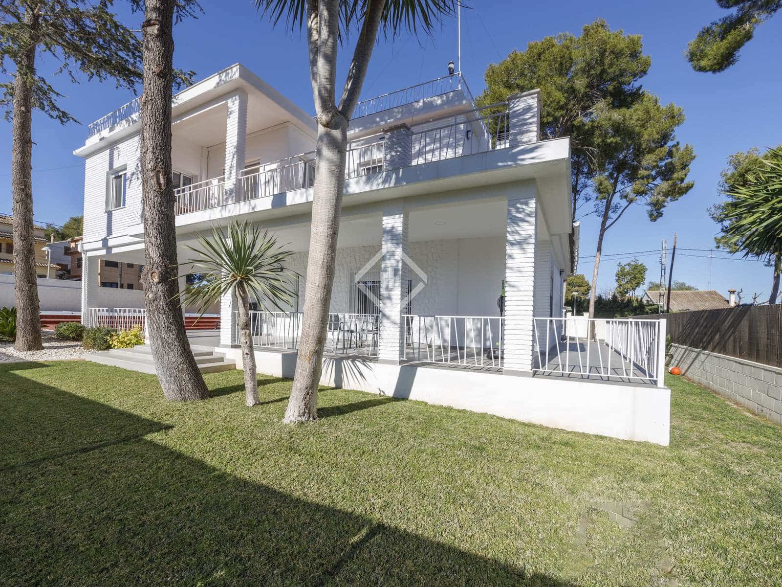 Chalet de 5 habitaciones en Paterna en alquiler con piscina garaje - 3.500 € (Ref: 7462702)