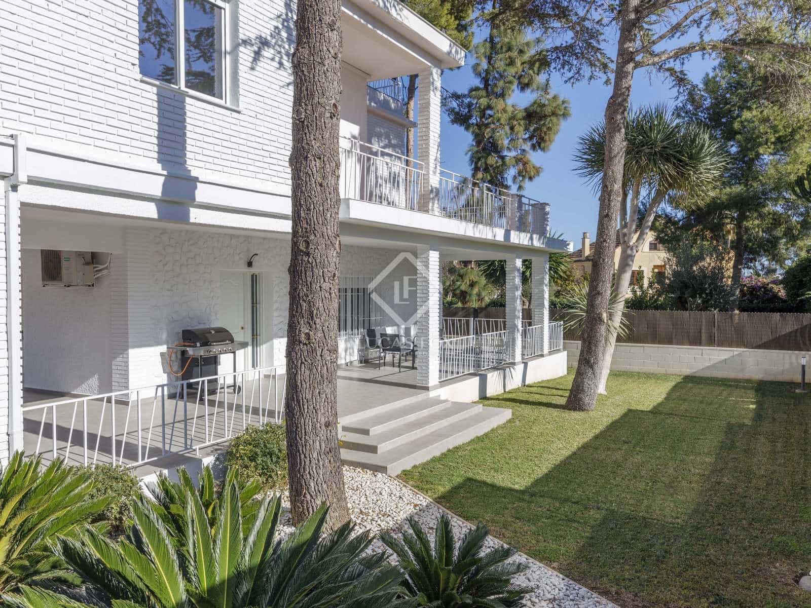 Chalet de 5 habitaciones en Paterna en alquiler con piscina garaje - 3.500 € (Ref: 7462702)