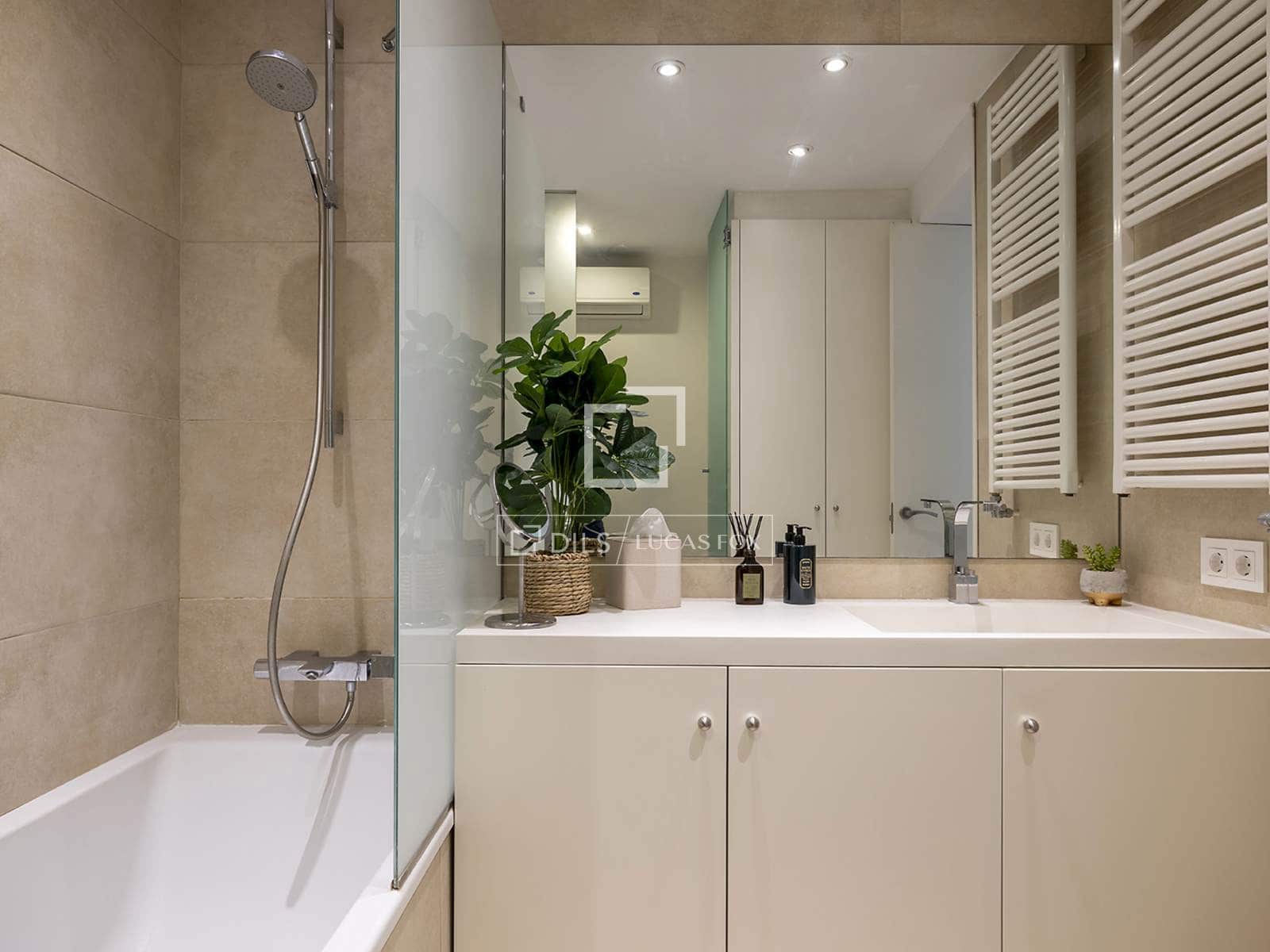 2 slaapkamer Appartement te huur in Barcelona stad - € 5.500 (Ref: 7536360)