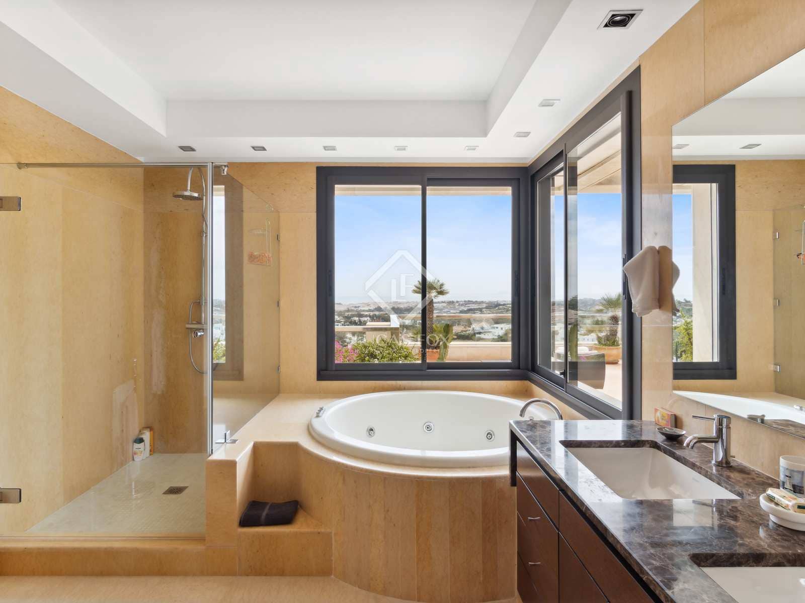 5 sypialnia Penthouse na sprzedaż w Nueva Andalucia z basenem garażem - 2 950 000 € (Ref: 7555814)