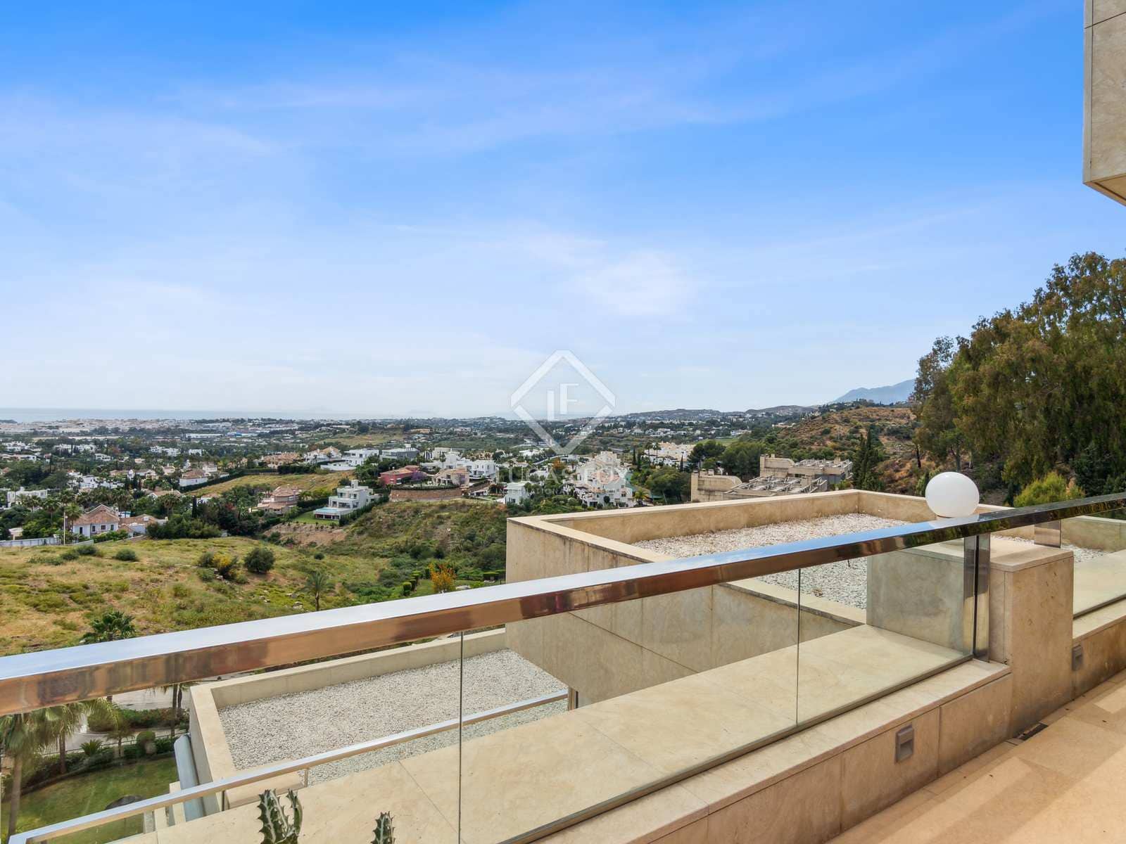 5 sypialnia Penthouse na sprzedaż w Nueva Andalucia z basenem garażem - 2 950 000 € (Ref: 7555814)