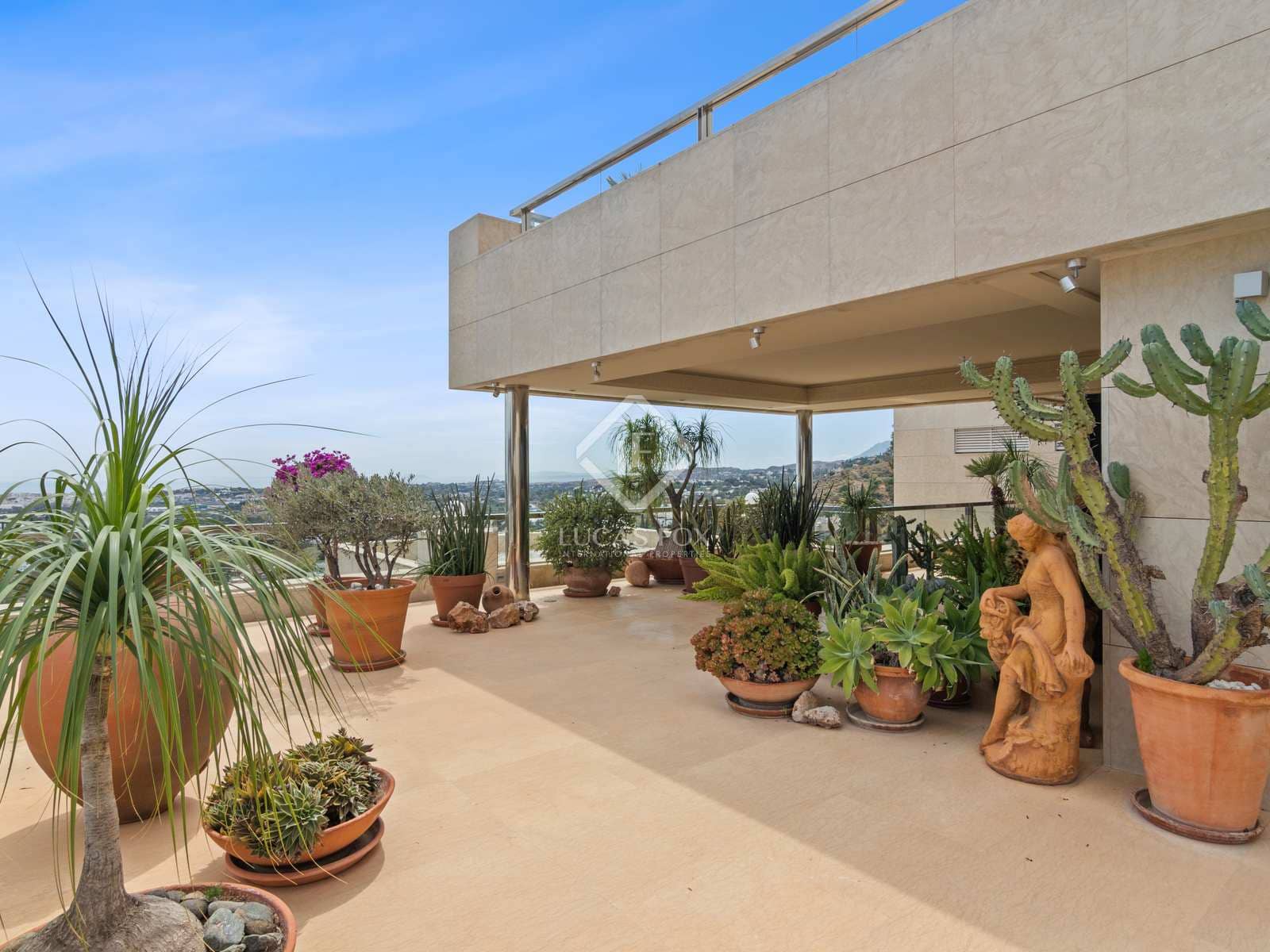 5 sypialnia Penthouse na sprzedaż w Nueva Andalucia z basenem garażem - 2 950 000 € (Ref: 7555814)