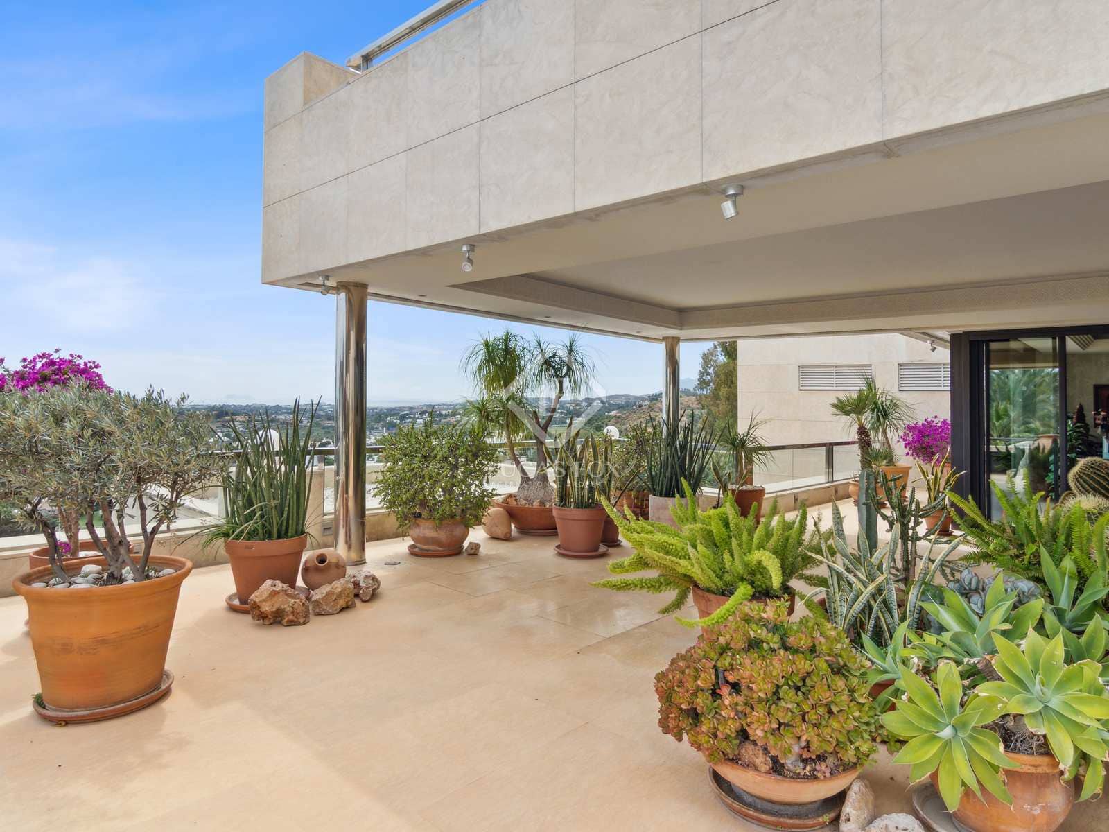 5 sypialnia Penthouse na sprzedaż w Nueva Andalucia z basenem garażem - 2 950 000 € (Ref: 7555814)