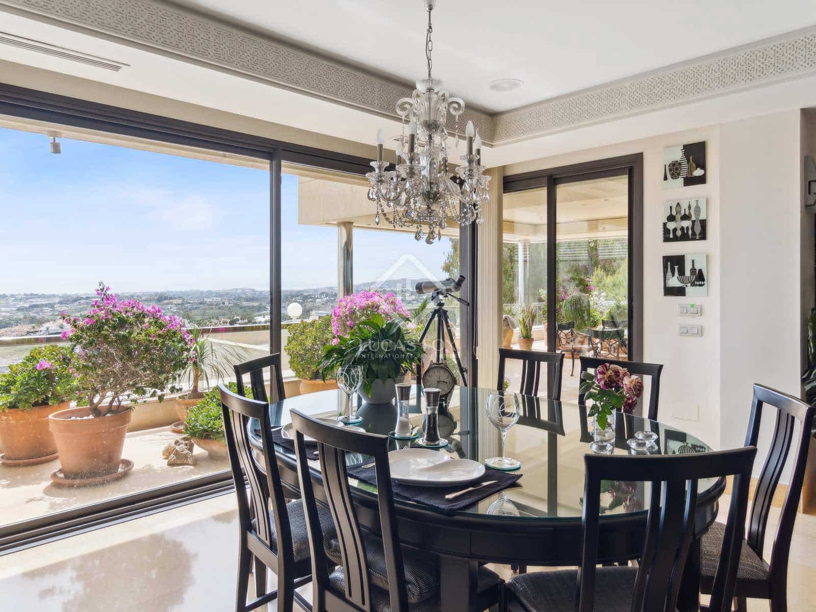 5 sypialnia Penthouse na sprzedaż w Nueva Andalucia z basenem garażem - 2 950 000 € (Ref: 7555814)