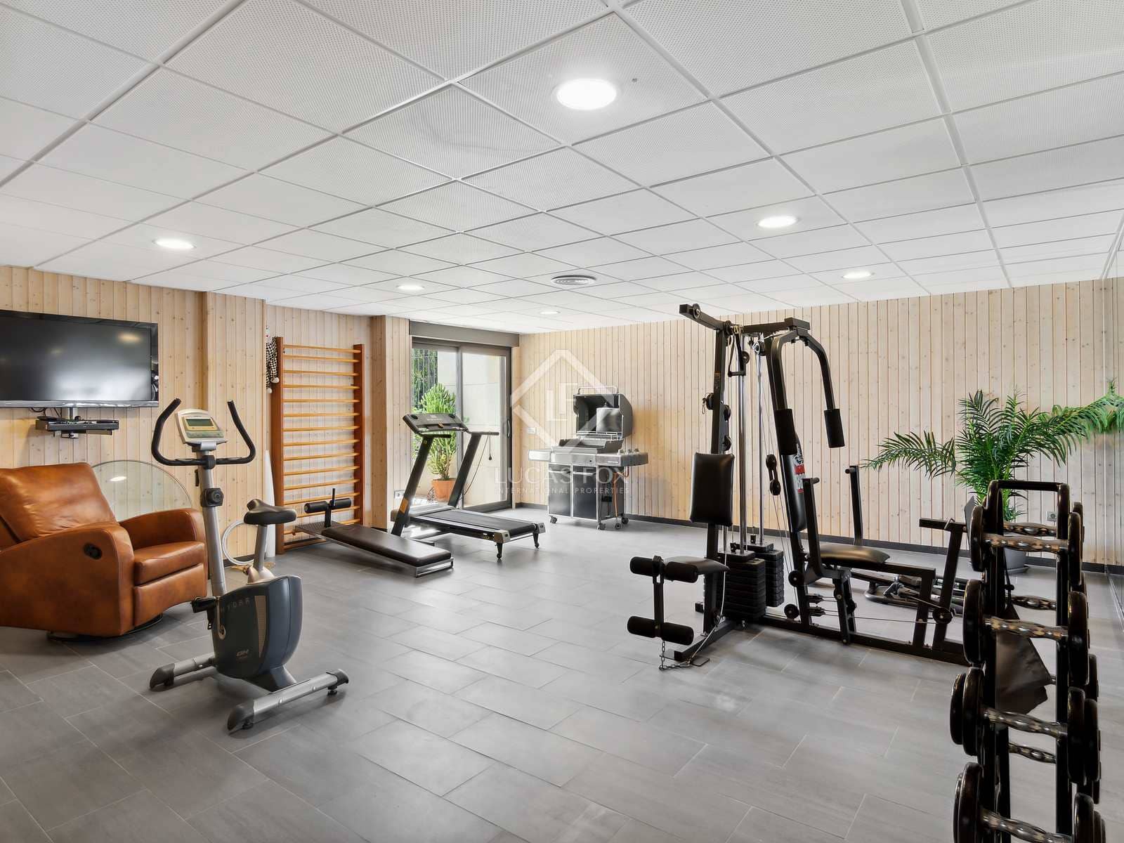 5 sypialnia Penthouse na sprzedaż w Nueva Andalucia z basenem garażem - 2 950 000 € (Ref: 7555814)