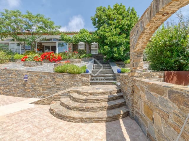 4 bedroom Villa for sale in El Port de la Selva with garage - € 1,300,000 (Ref: 7561522)