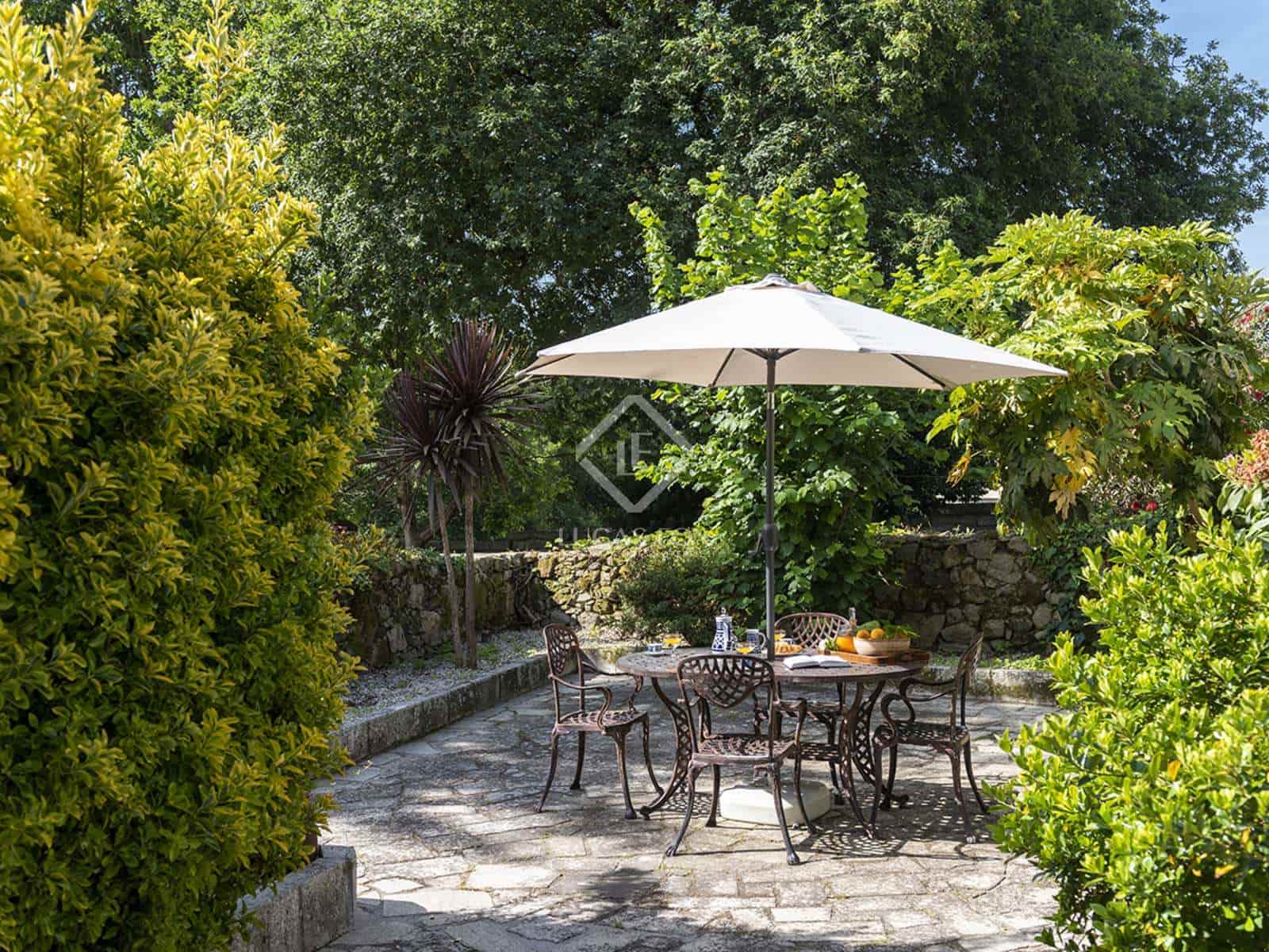 4 bedroom Villa for sale in Nigran with pool garage - € 800,000 (Ref: 7593623)