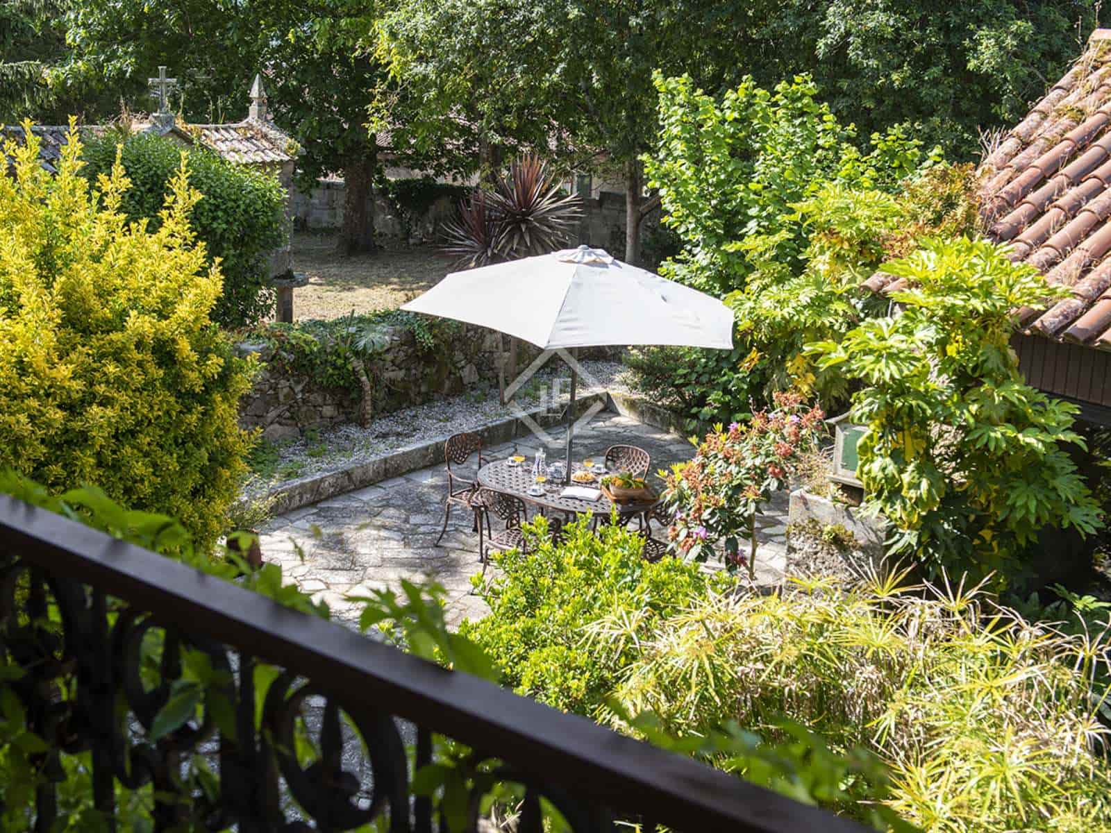 4 bedroom Villa for sale in Nigran with pool garage - € 800,000 (Ref: 7593623)