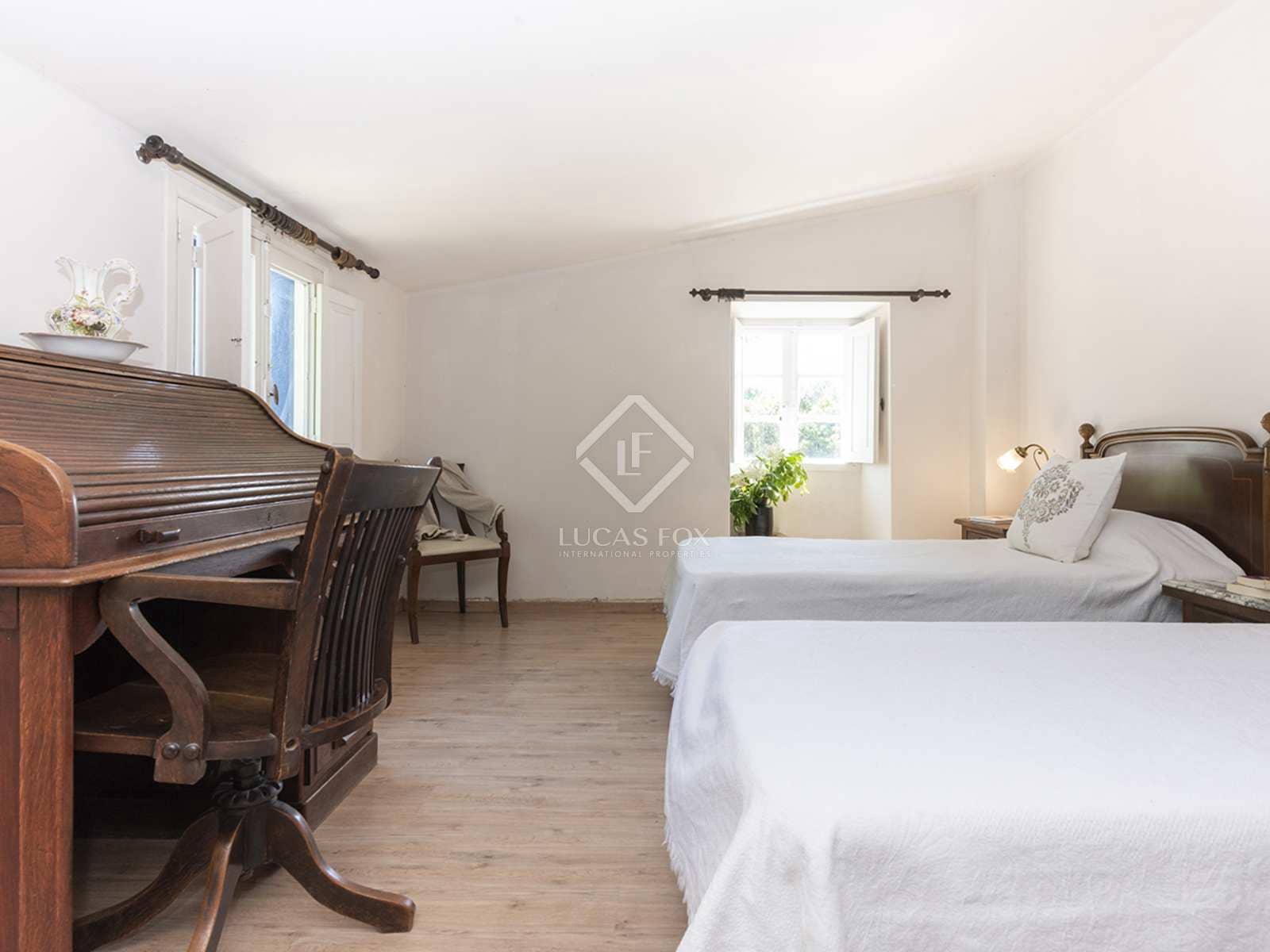 4 bedroom Villa for sale in Nigran with pool garage - € 800,000 (Ref: 7593623)