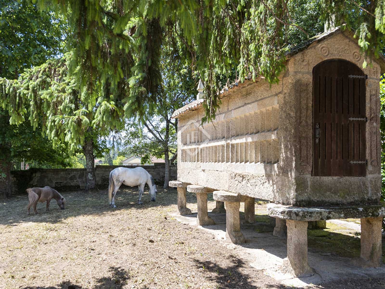 4 bedroom Villa for sale in Nigran with pool garage - € 800,000 (Ref: 7593623)