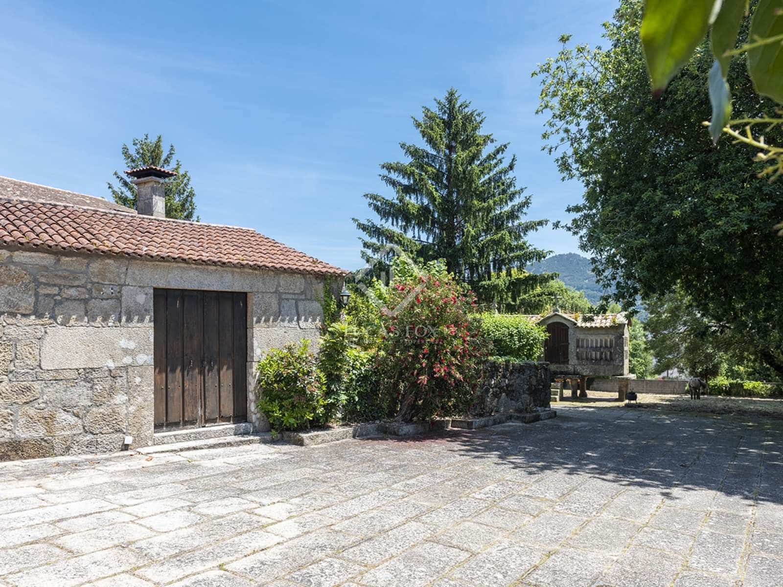 4 bedroom Villa for sale in Nigran with pool garage - € 800,000 (Ref: 7593623)