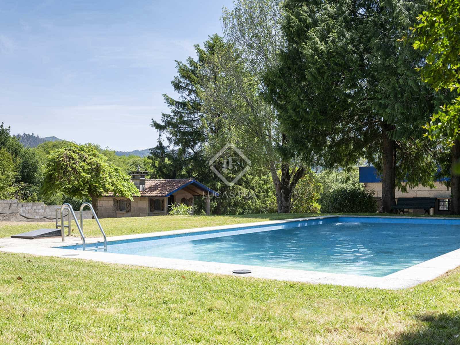 4 bedroom Villa for sale in Nigran with pool garage - € 800,000 (Ref: 7593623)