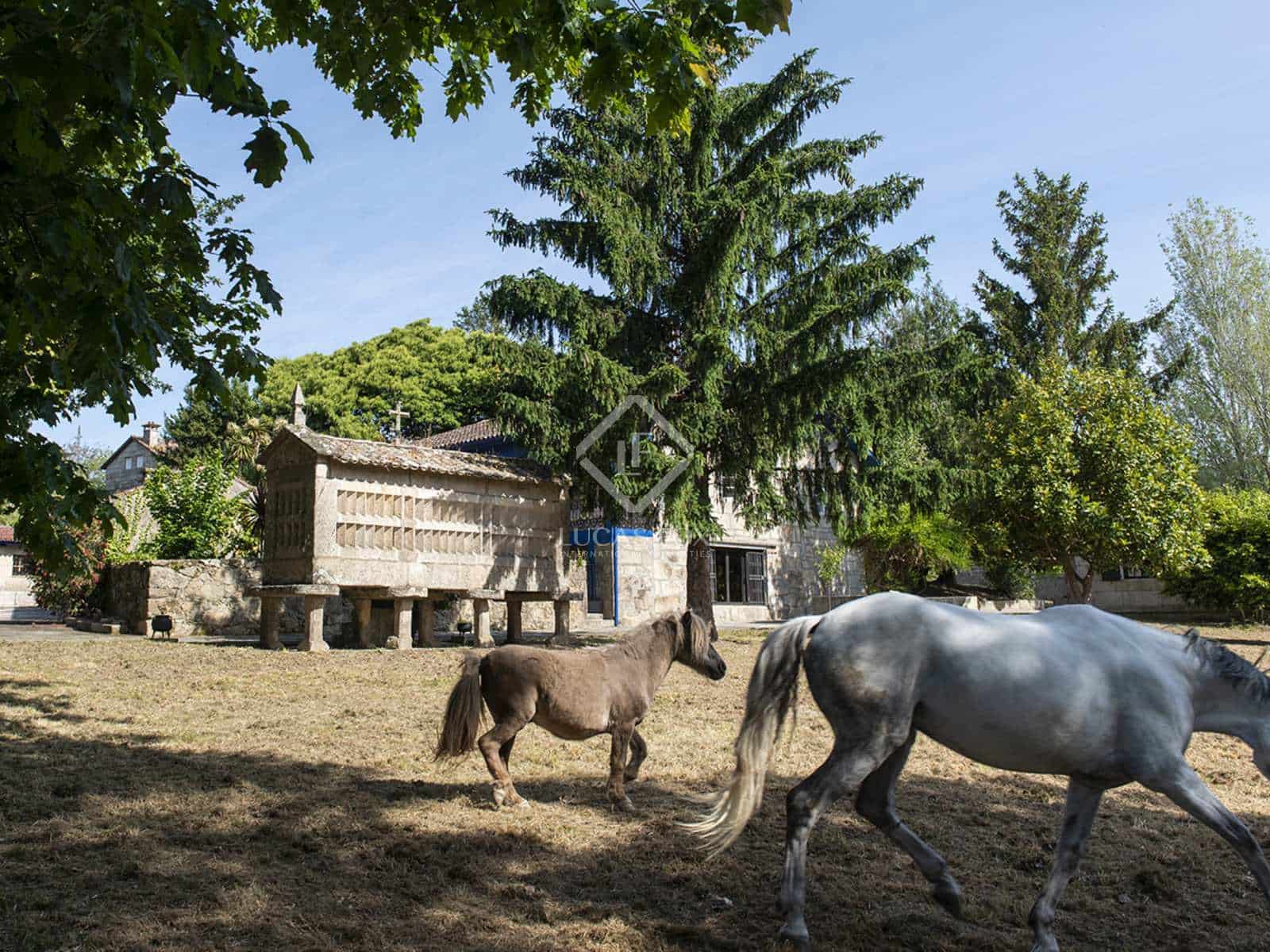 4 bedroom Villa for sale in Nigran with pool garage - € 800,000 (Ref: 7593623)