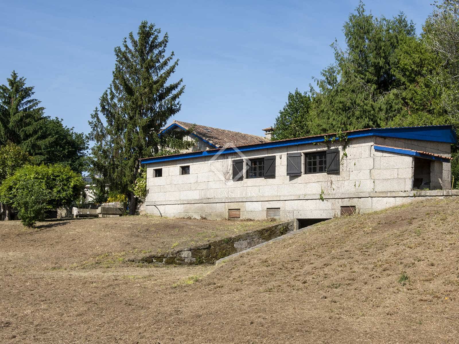 4 bedroom Villa for sale in Nigran with pool garage - € 800,000 (Ref: 7593623)