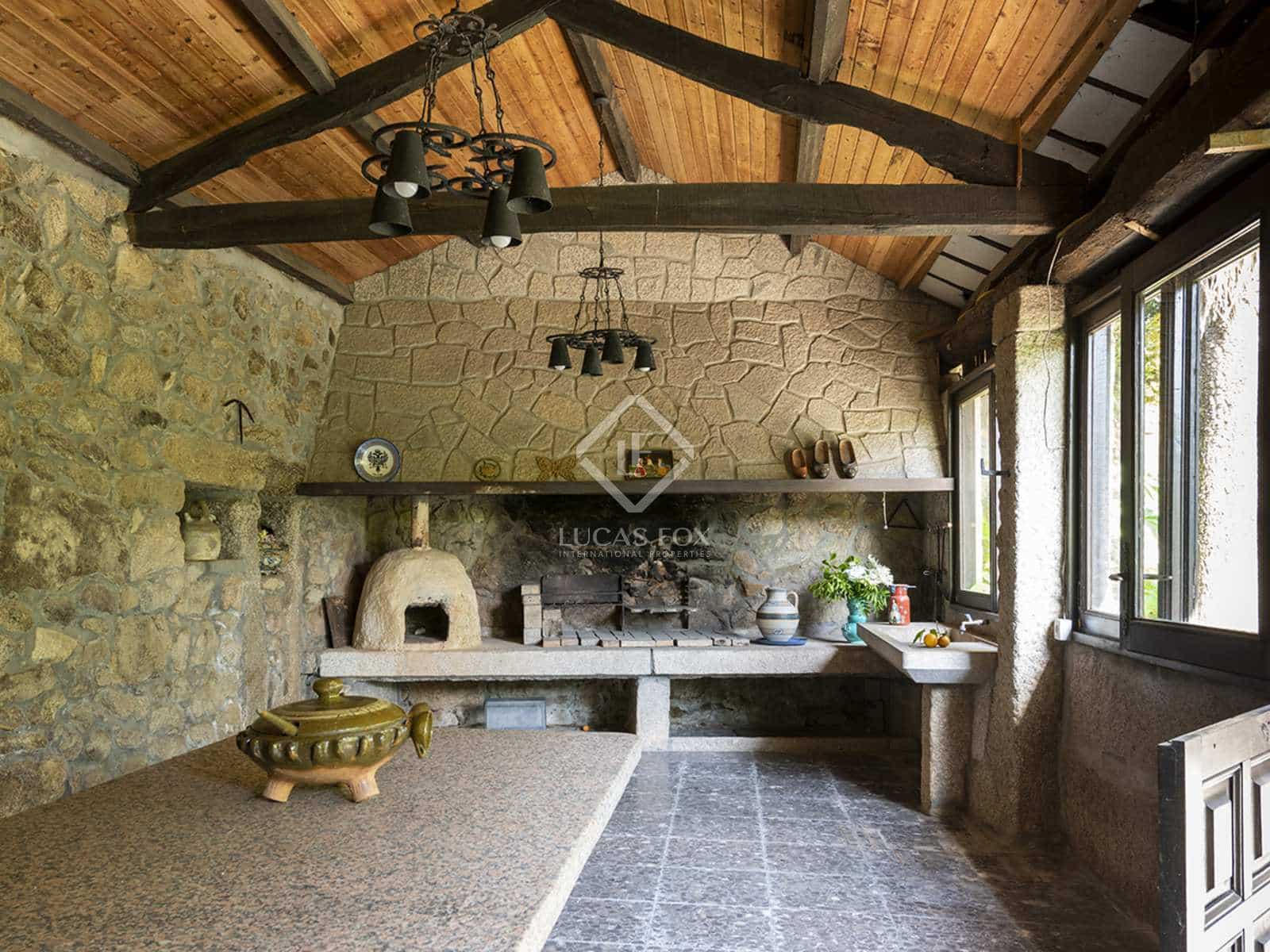 4 bedroom Villa for sale in Nigran with pool garage - € 800,000 (Ref: 7593623)