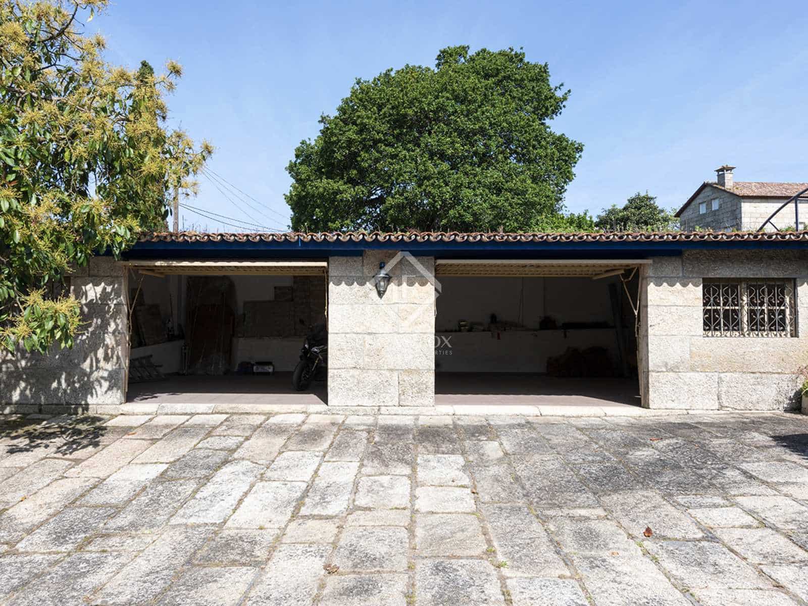 4 bedroom Villa for sale in Nigran with pool garage - € 800,000 (Ref: 7593623)