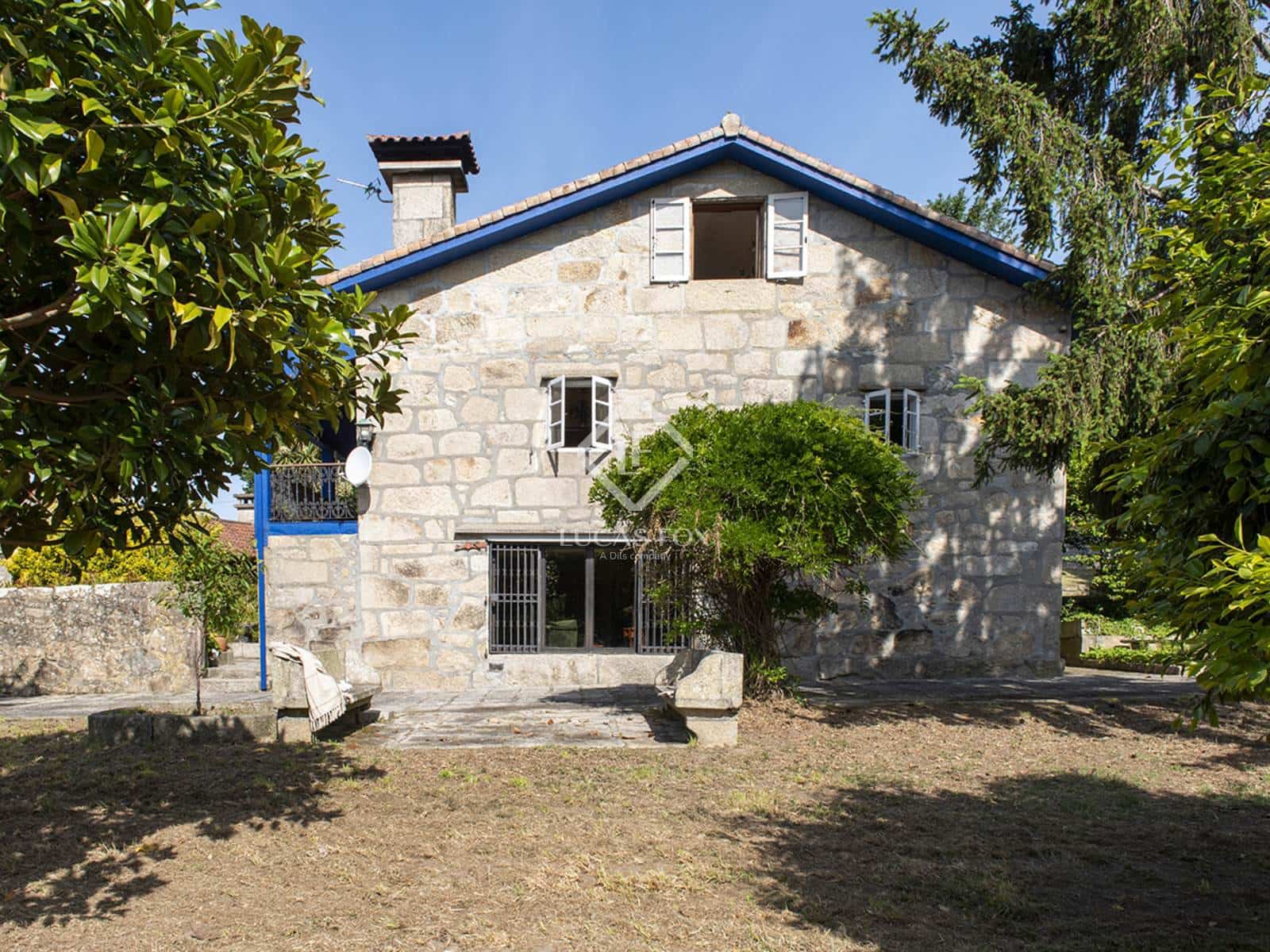 4 bedroom Villa for sale in Nigran with pool garage - € 800,000 (Ref: 7593623)