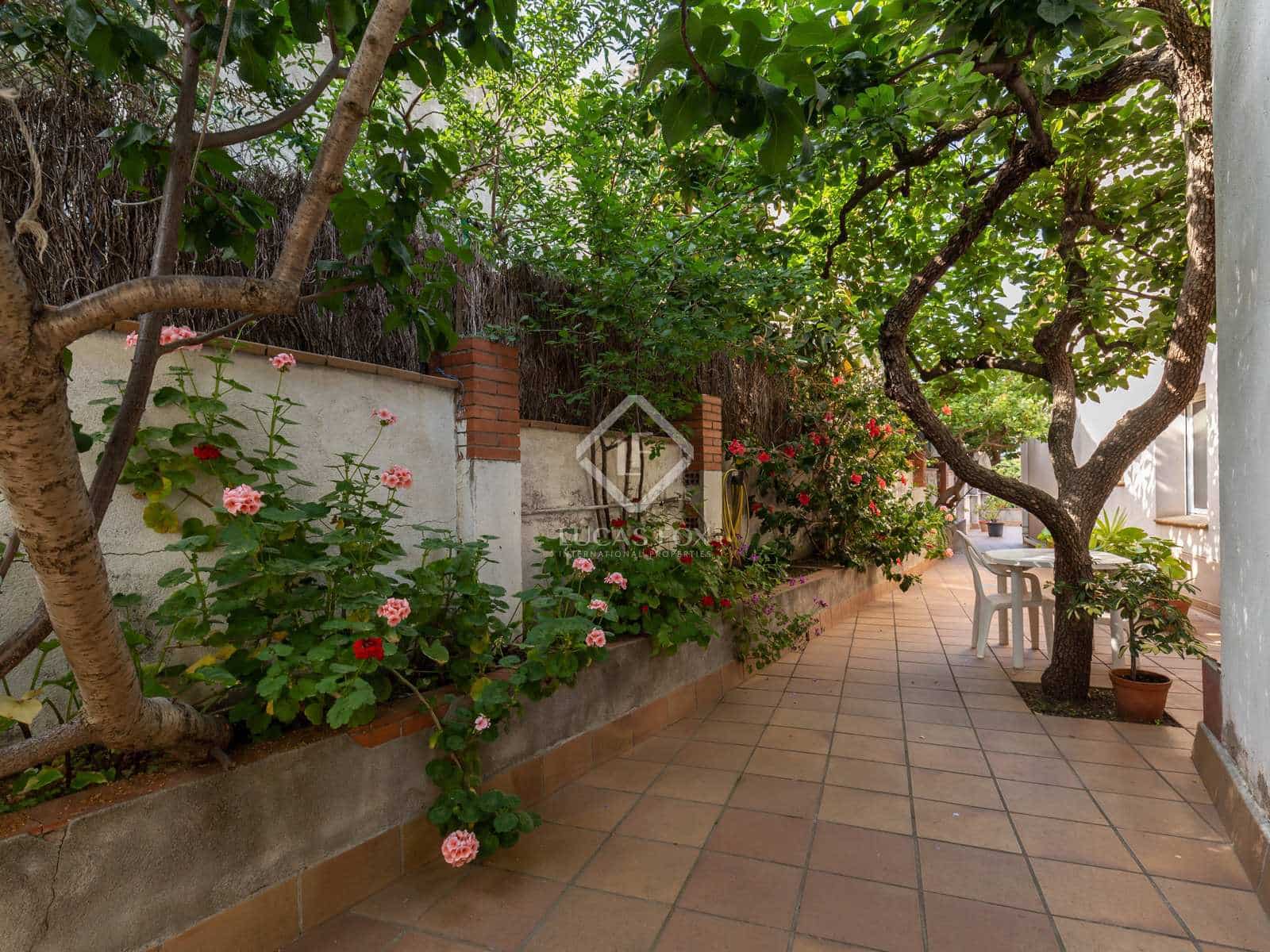 6 soveværelse Villa til salg i Esplugues de Llobregat med garage - € 1.200.000 (Ref: 7597156)