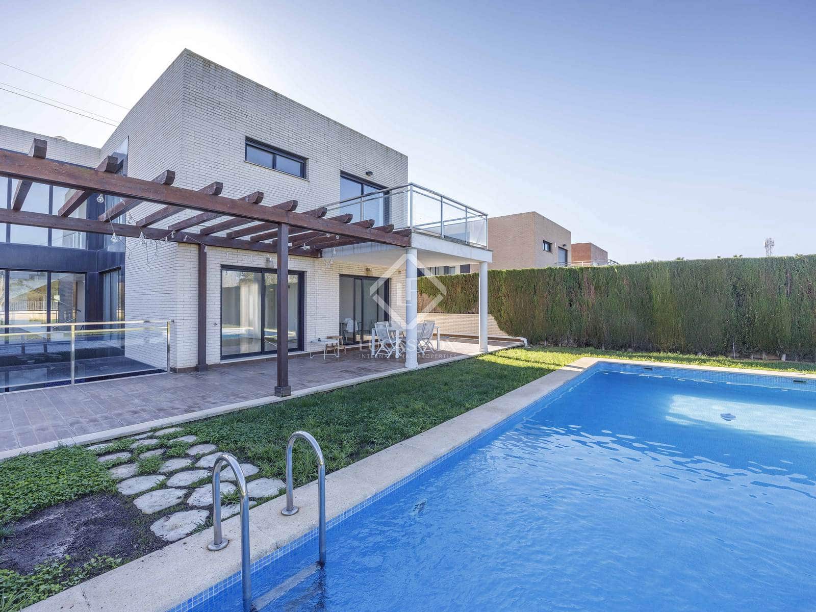 7 bedroom Villa for rent in Betera with pool garage - € 4,500 (Ref: 7626105)
