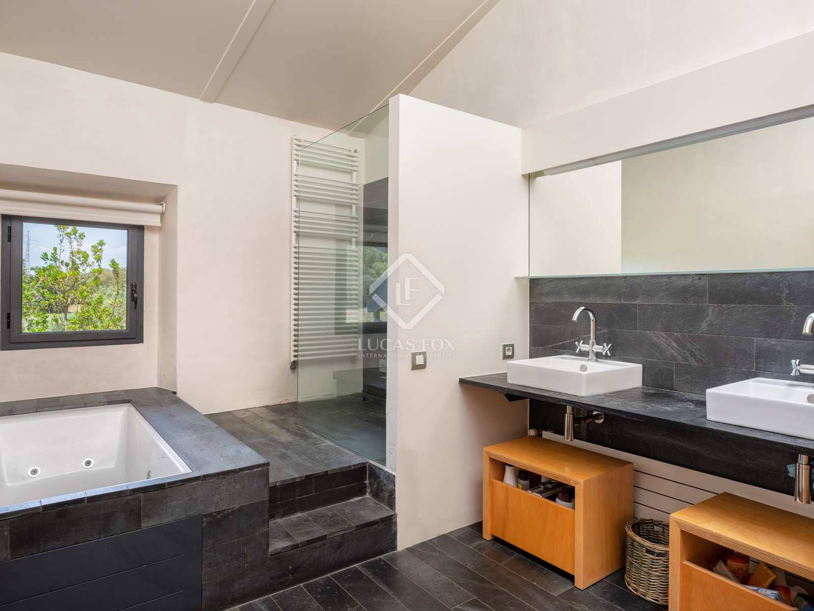 6 soveværelse Finca/Landehus til salg i Forallac med swimmingpool garage - € 4.900.000 (Ref: 7662623)